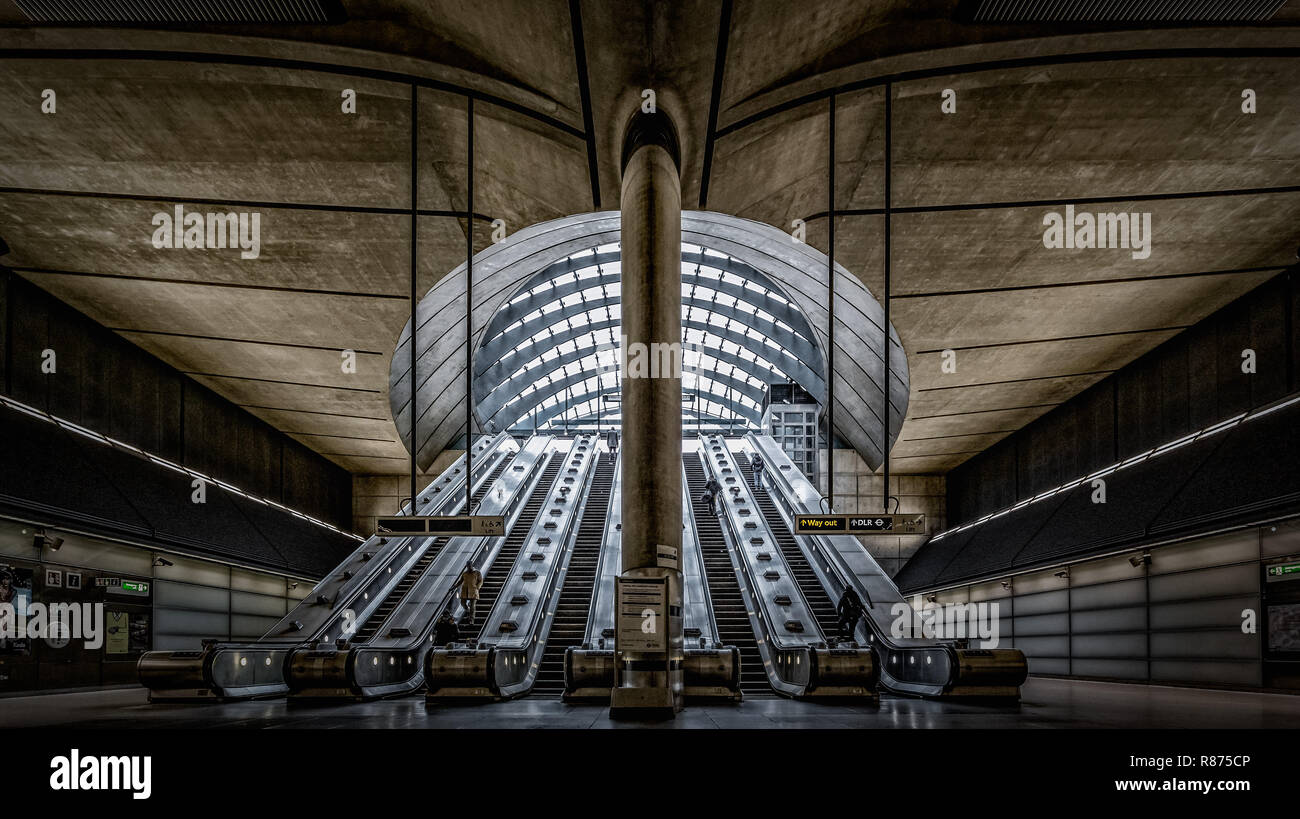 London Canary Wharf U-Bahnstation im Herzen des Finanzviertels der Stadt, von Foster und Partner konzipiert Stockfoto