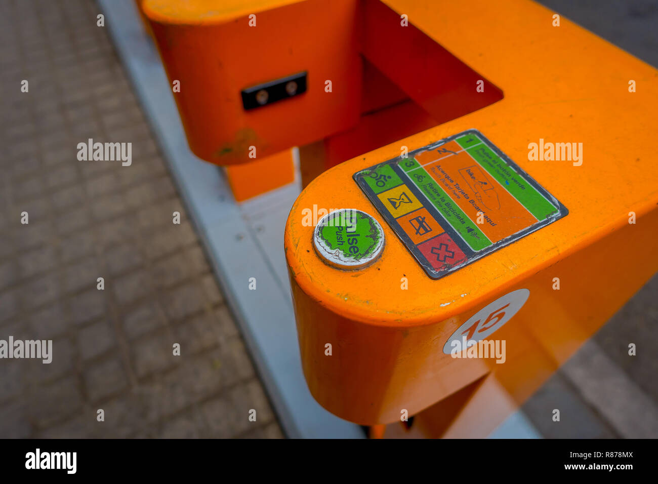 SANTIAGO DE CHILE - Oktober 09, 201: Im Freien von orange Maschine Fahrrad station in Downtown in Santiago de Chile Stockfoto