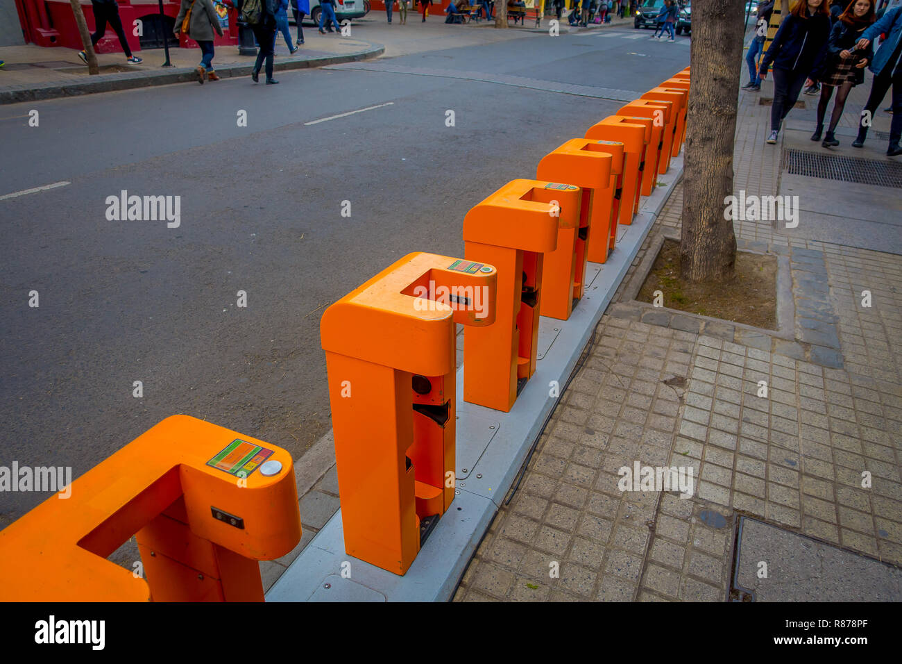 SANTIAGO DE CHILE - Oktober 09, 201: Im Freien von orange Maschine Fahrrad station in Downtown in Santiago de Chile. Stockfoto