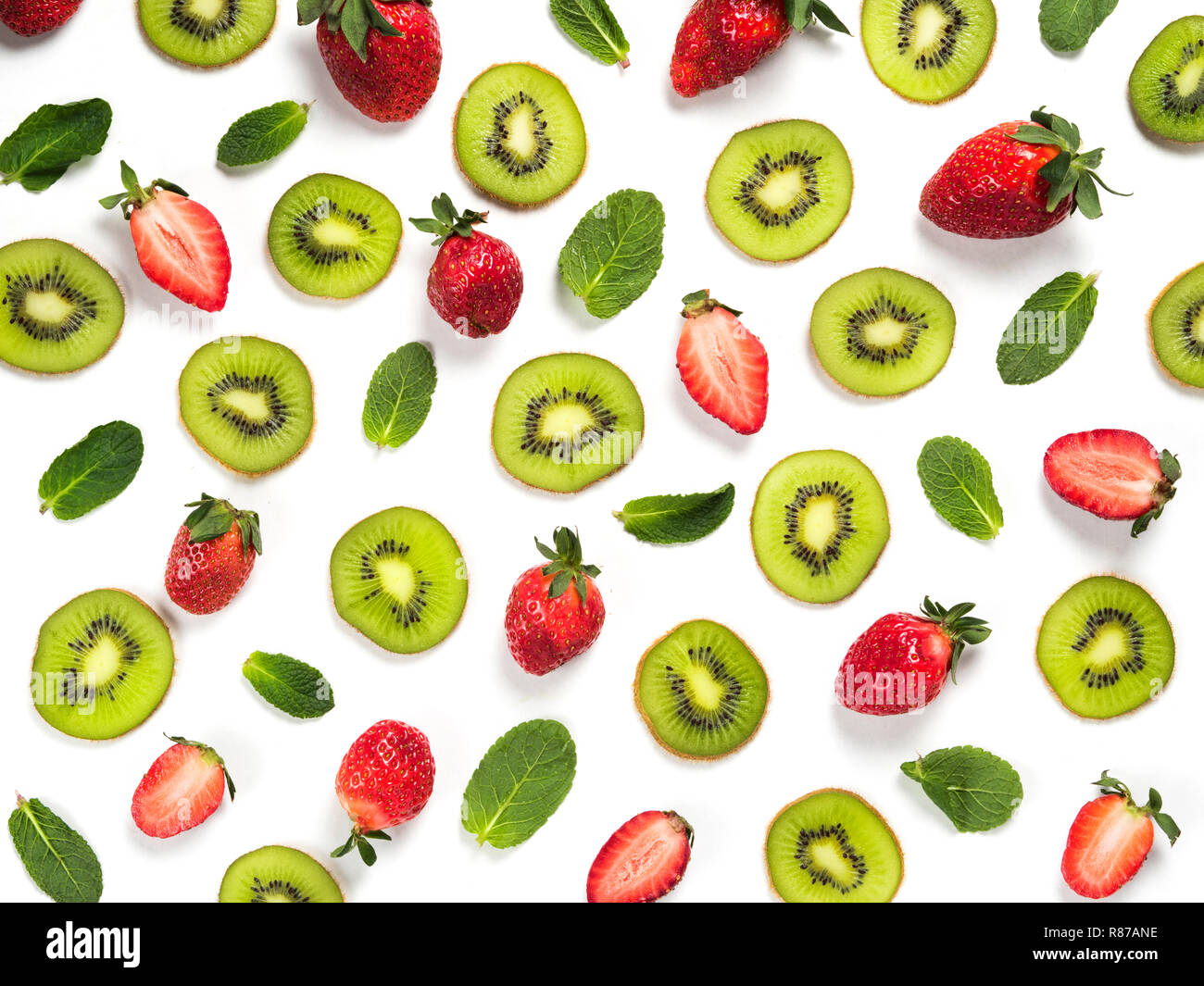Kiwi in Scheiben schneiden, Erdbeere und Minze auf Weiß. Bunte essen Muster für den Hintergrund. Auf weiß isoliert. Top View oder flach. Stockfoto