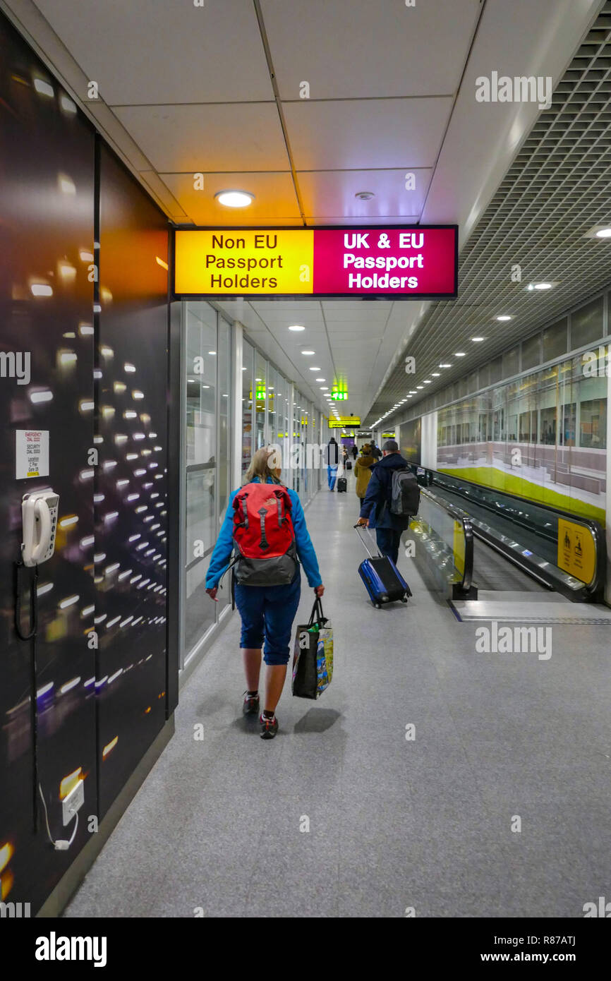 Reisepass Unterzeichnung der EU und Nicht EU, Einwanderung auf dem Flughafen Manchester, Manchester, England, Großbritannien Stockfoto