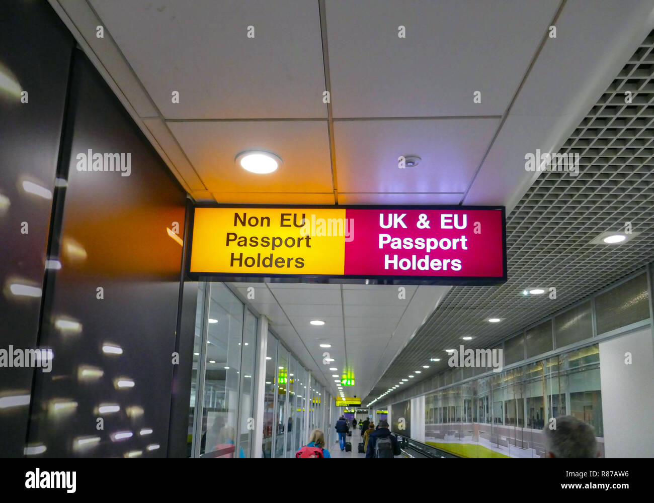 Reisepass Unterzeichnung der EU und Nicht EU, Einwanderung auf dem Flughafen Manchester, Manchester, England, Großbritannien Stockfoto