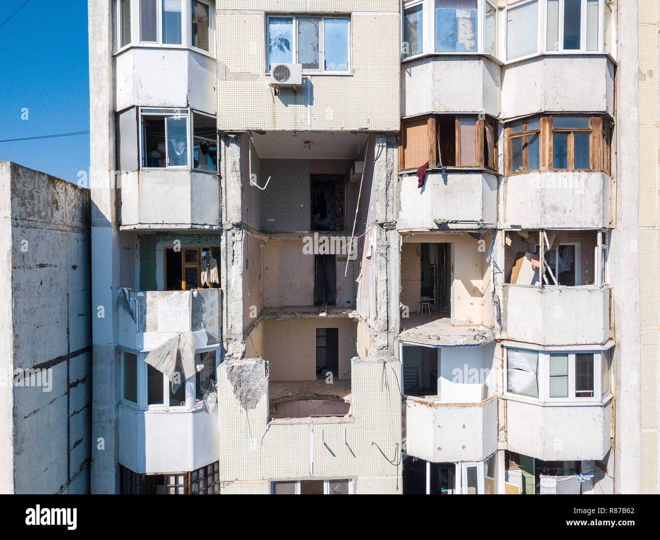 Der Zusammenbruch der sowjetischen Stil panel Hochhaus durch die Explosion einer Gasflasche im Zentrum von Chisinau, Republik Moldau am 6. Oktober 2018 zerstört Stockfoto