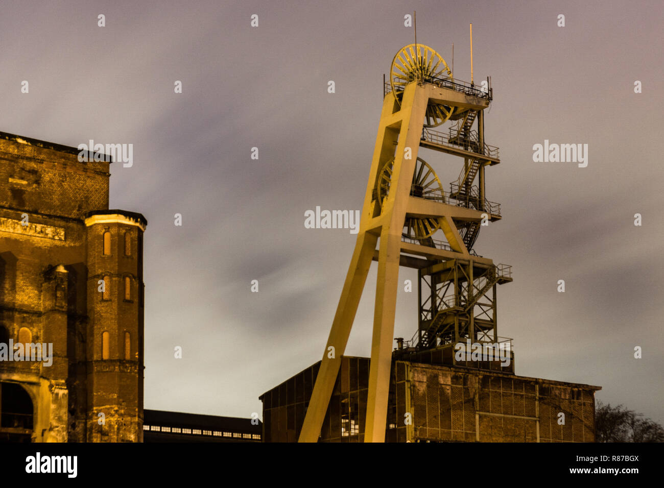 Bergwerk ewald Herten mit Wolken bei Nacht Stockfoto