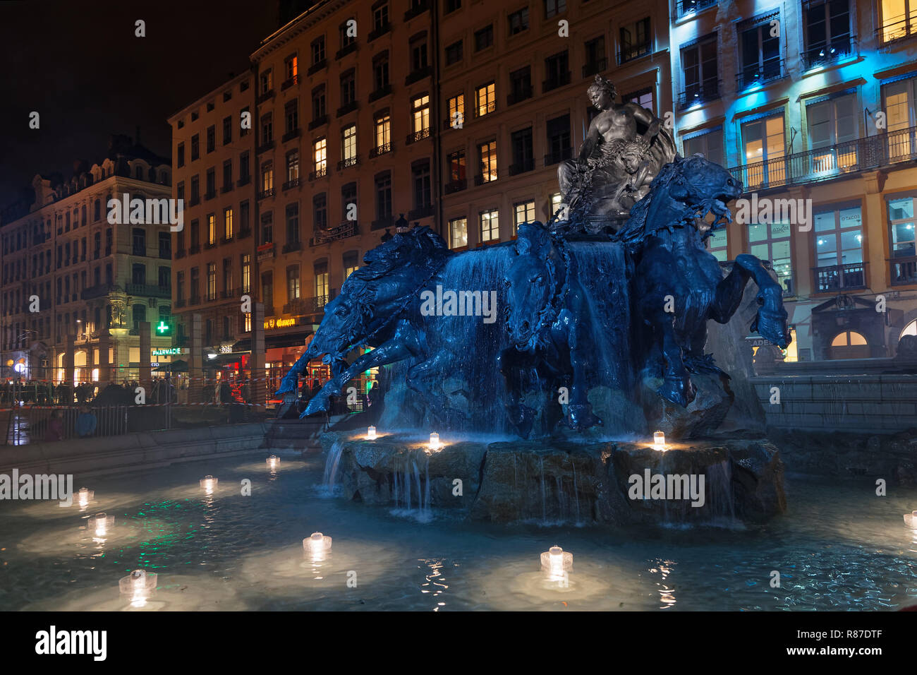 LYON, Frankreich, 6. Dezember 2018: Bartholdi Brunnen beim Festival der Lichter. Für 4 Nächte, verschiedene Künstler auf, Gebäude, Straßen mischen Stockfoto