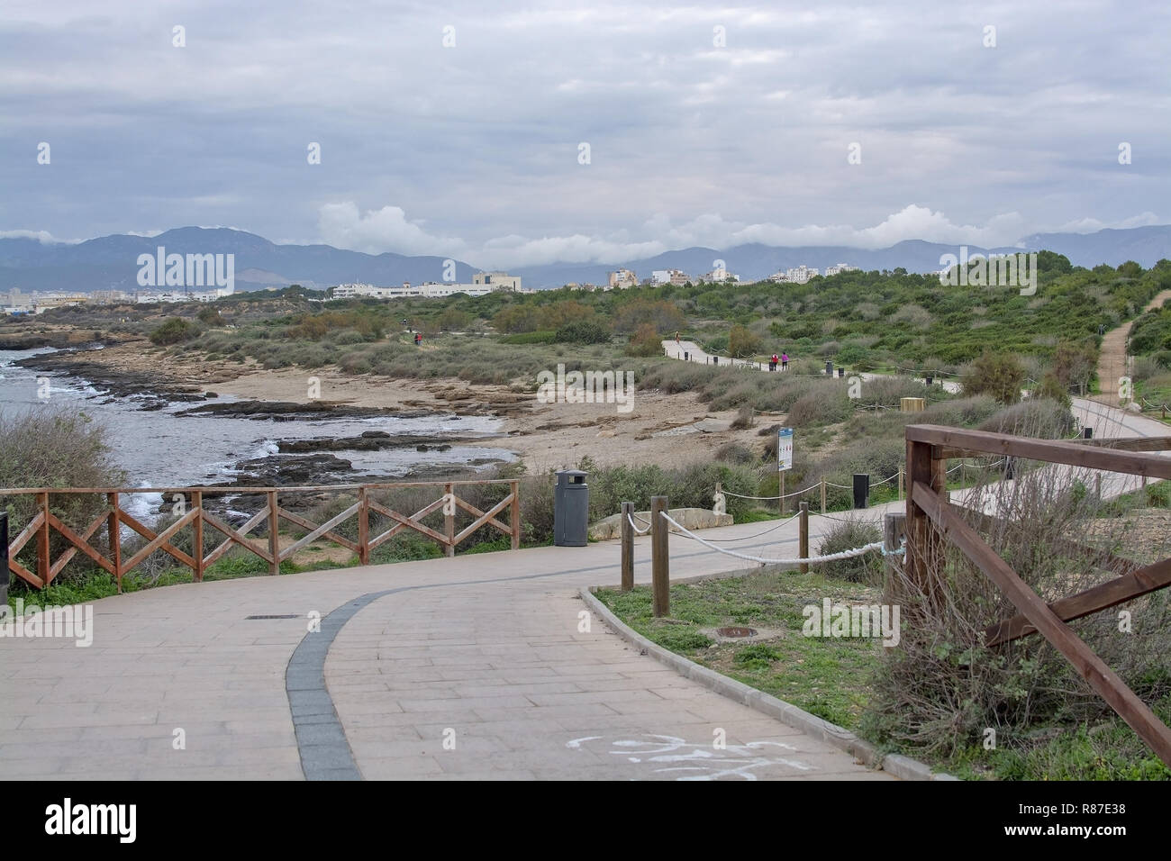 PALMA DE MALLORCA, SPANIEN - 23. NOVEMBER 2018: Rad- und Wanderweg im Es Carnatge am 23. November 2018 in Palma de Mallorca, Spanien. Stockfoto