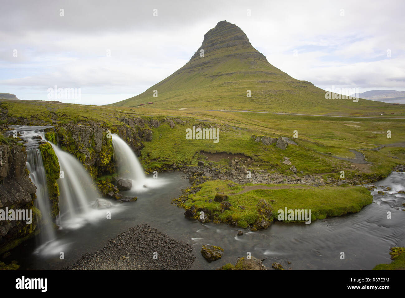 Kirkjufell Berge und in der Nähe von Kirkjufellsfoss Grundafjördur, North Island Stockfoto