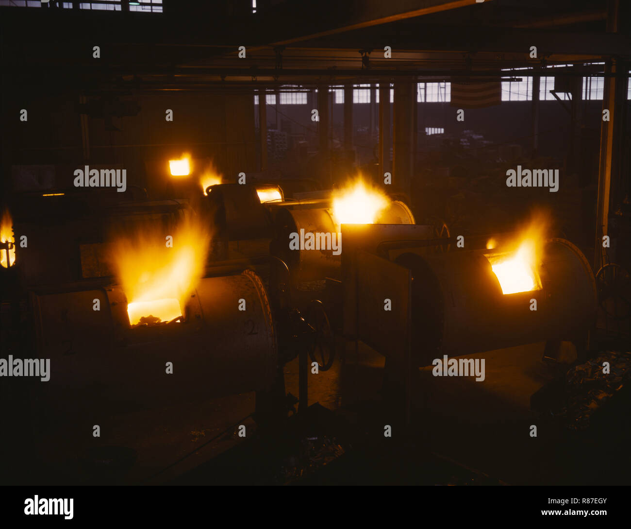 Rotary, Oil-Fired Schmelzöfen, Ziel der fertigen Produkte aus Aluminium bleibt geheim, Aluminium Industries, Inc., Ohio, USA, Alfred T. Palmer für Office of War Information, Februar 1942 Stockfoto