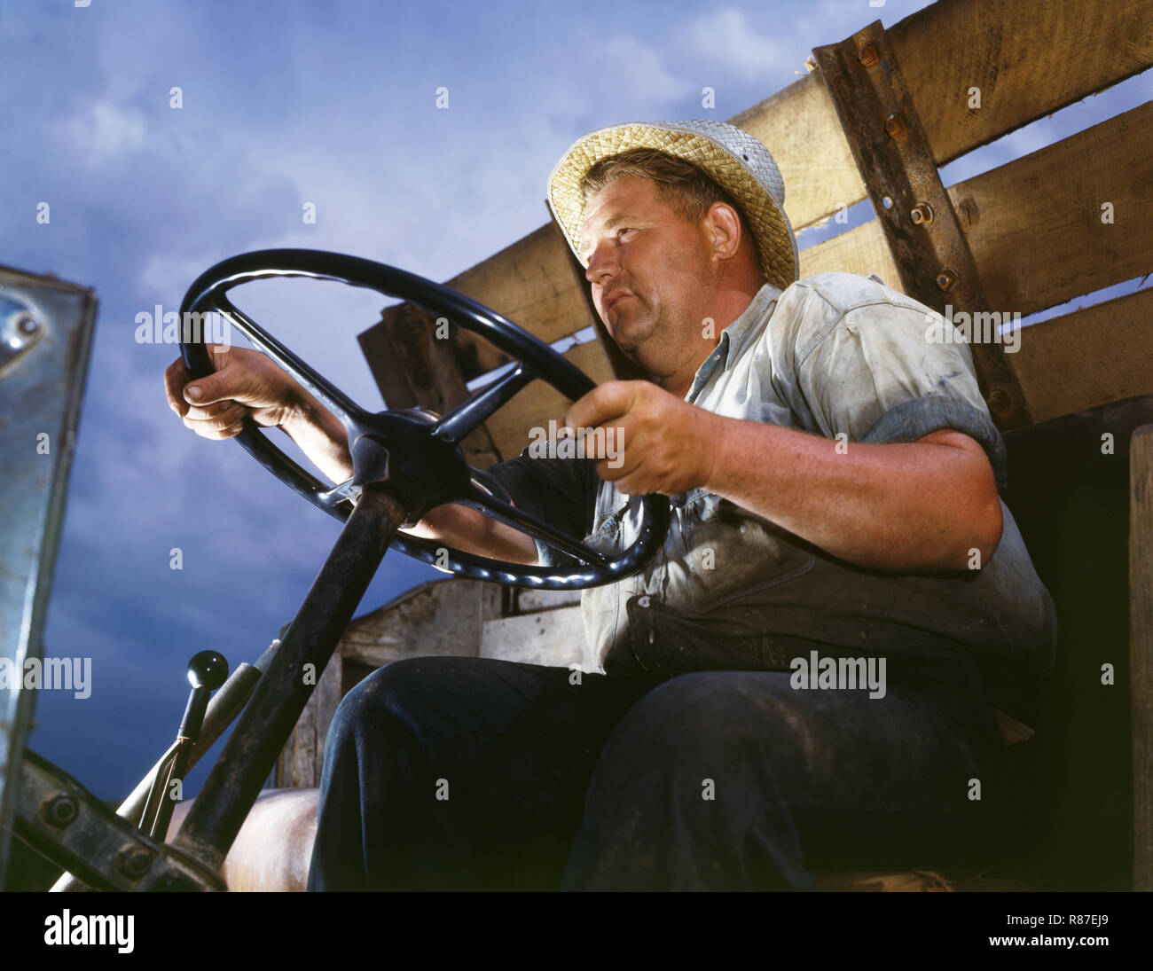 Lkw-Fahrer auf der TVA Douglas Dam, French Broad River, Sevier County, Tennessee, USA, Alfred T. Palmer für Office of War Information, Juni 1942 Stockfoto