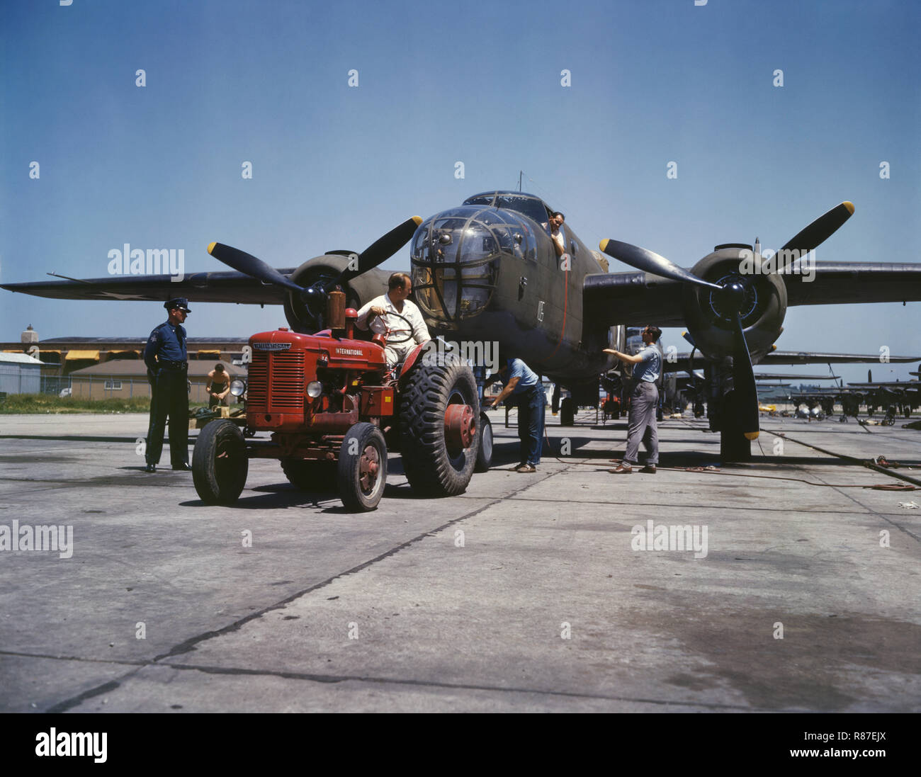 B-25 Bomber Flugzeuge, schleppten zusammen Outdoor Montagelinie von Traktor, North American Aviation Inc., Kansas City, Kansas, USA, Alfred T. Palmer für Office of War Information, Oktober 1942 Stockfoto