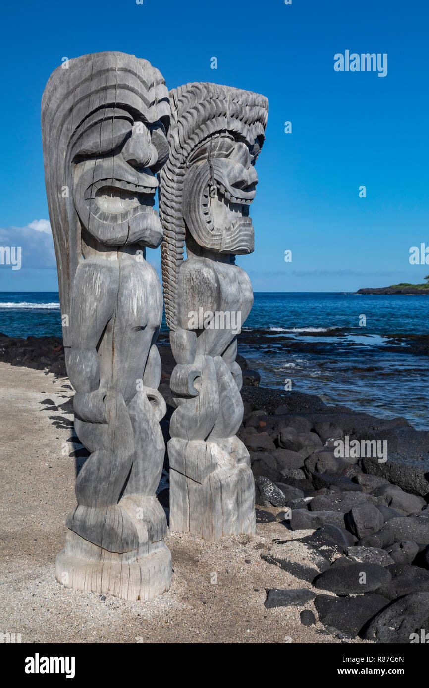Honaunau, Hawaii - Zwei ki' i (Holz Schnitzereien der hawaiischen Götter) in Pu'uhonua o Honaunau National Historical Park. Im alten Hawaii, das war der Ort o Stockfoto