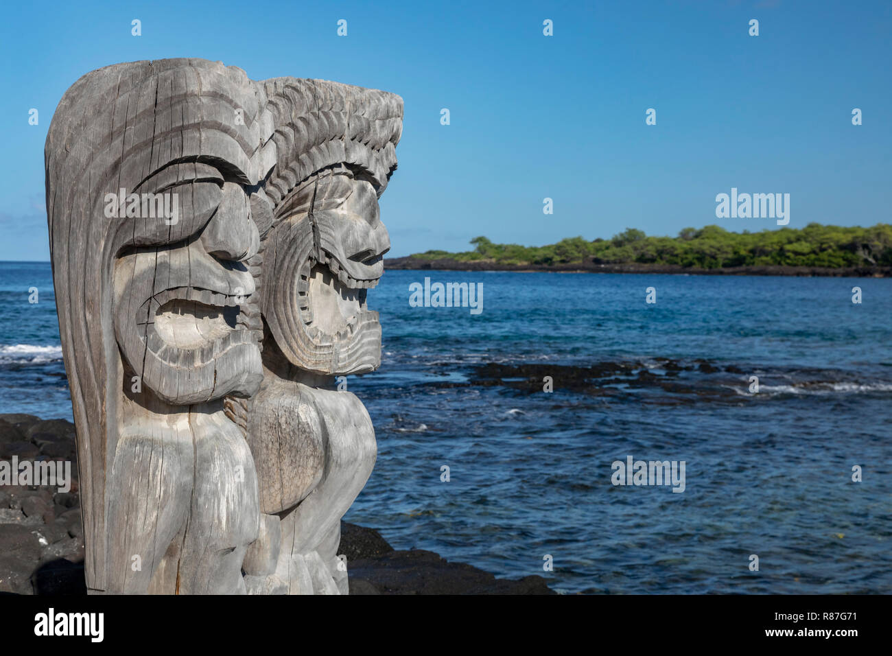 Honaunau, Hawaii - Zwei ki' i (Holz Schnitzereien der hawaiischen Götter) in Pu'uhonua o Honaunau National Historical Park. Im alten Hawaii, das war der Ort o Stockfoto