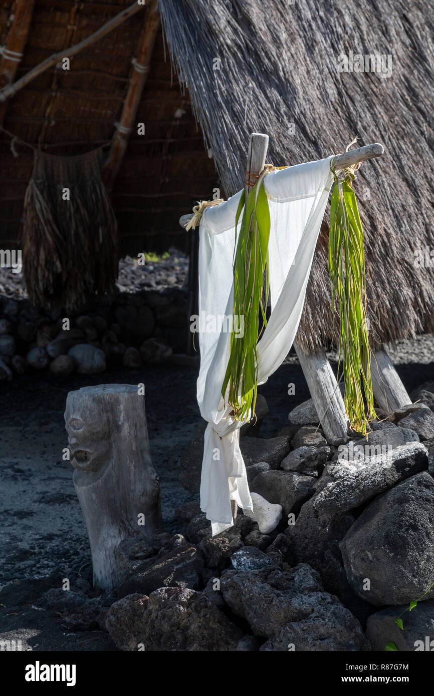 Honaunau, Hawaii - Weiße kapa (Tuch aus zerstiess Rinde) symbolisiert Kau's Makahiki an Pu'uhonua o Honaunau National Historical Park. 'S makahiki Saison w Stockfoto