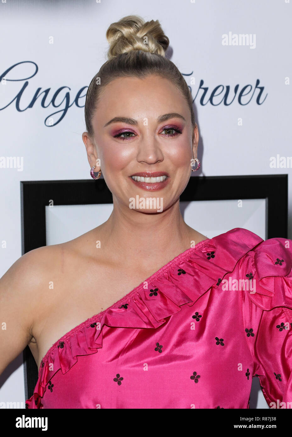 LOS ANGELES, Ca, USA - 11. NOVEMBER: Schauspielerin Kaley Cuoco kommt an der 8. jährlichen Für die Gruben im Hollywood Improv Comedy Club statt am 11. November in Los Angeles, Kalifornien 2018 Stand in den Vereinigten Staaten. (Foto von David Acosta/Image Press Agency) Stockfoto