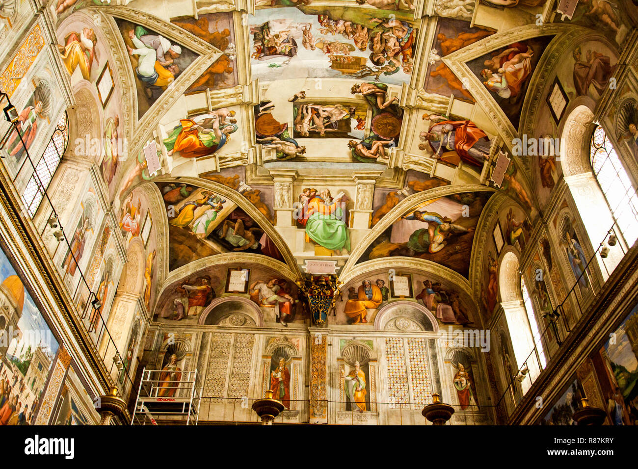 Die Fresken an den Wänden und der Decke der Sixtinischen Kapelle im Vatikan. Stockfoto