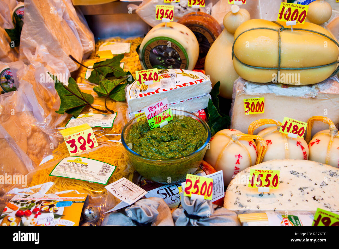 Käse und Pesto auf dem Markt auf dem Campo de Fiori in Rom. Stockfoto
