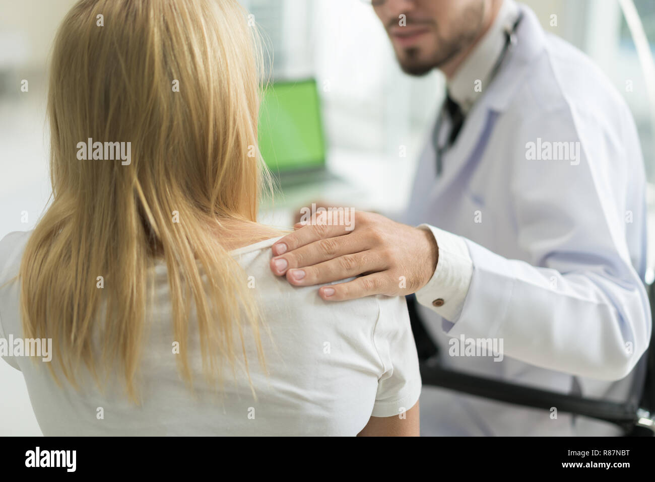 Freundliche mann Arzt Hände halten Patienten Arm am Schreibtisch für Ermutigung sitzen, Einfühlungsvermögen, Jubel und Unterstützung während der ärztlichen Untersuchung. Schlechte Nachrichten Stockfoto