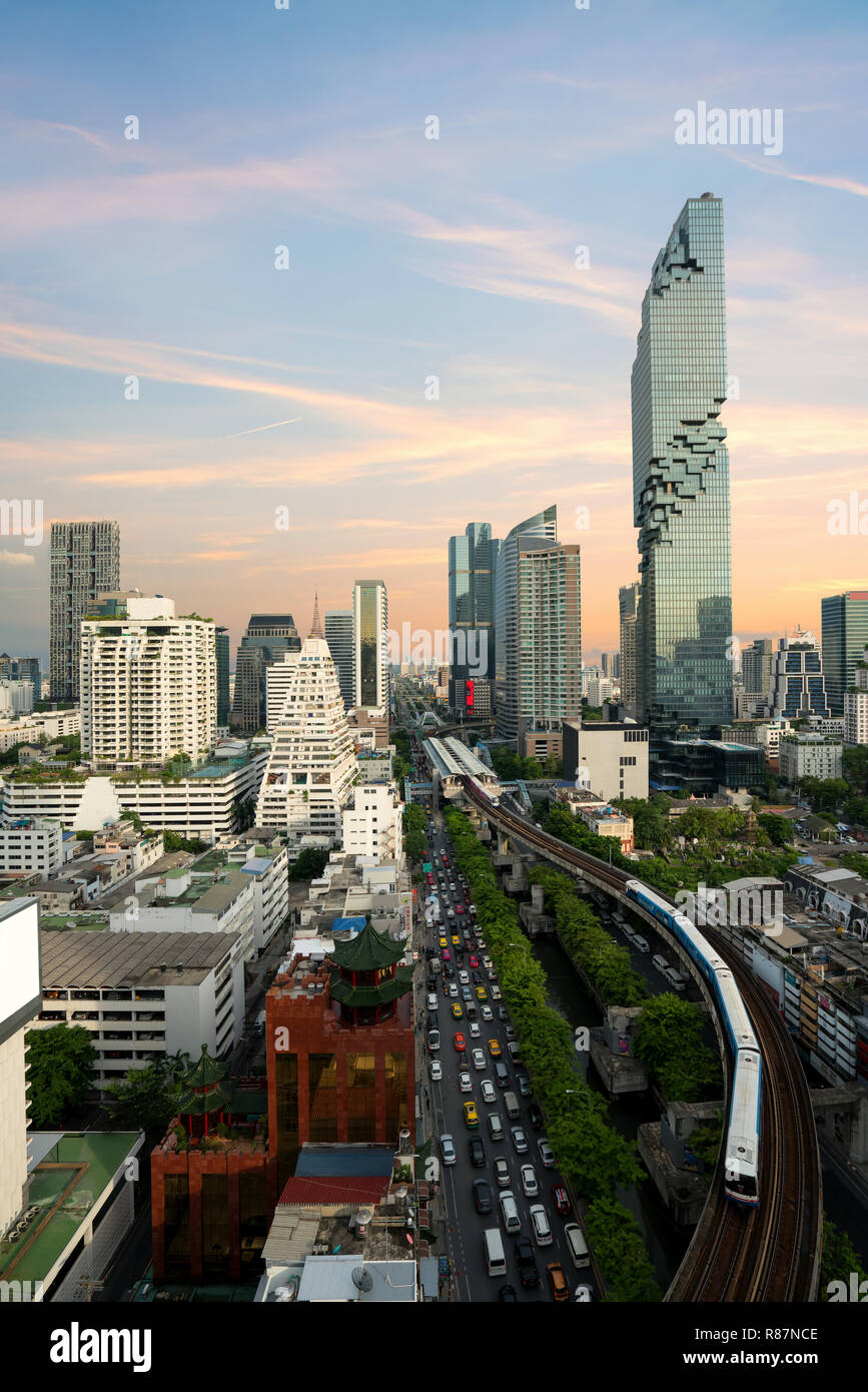 Bangkok Transport vor Sonnenuntergang mit modernen Firmengebäude von oben Ansicht in Bangkok, Thailand. Stockfoto