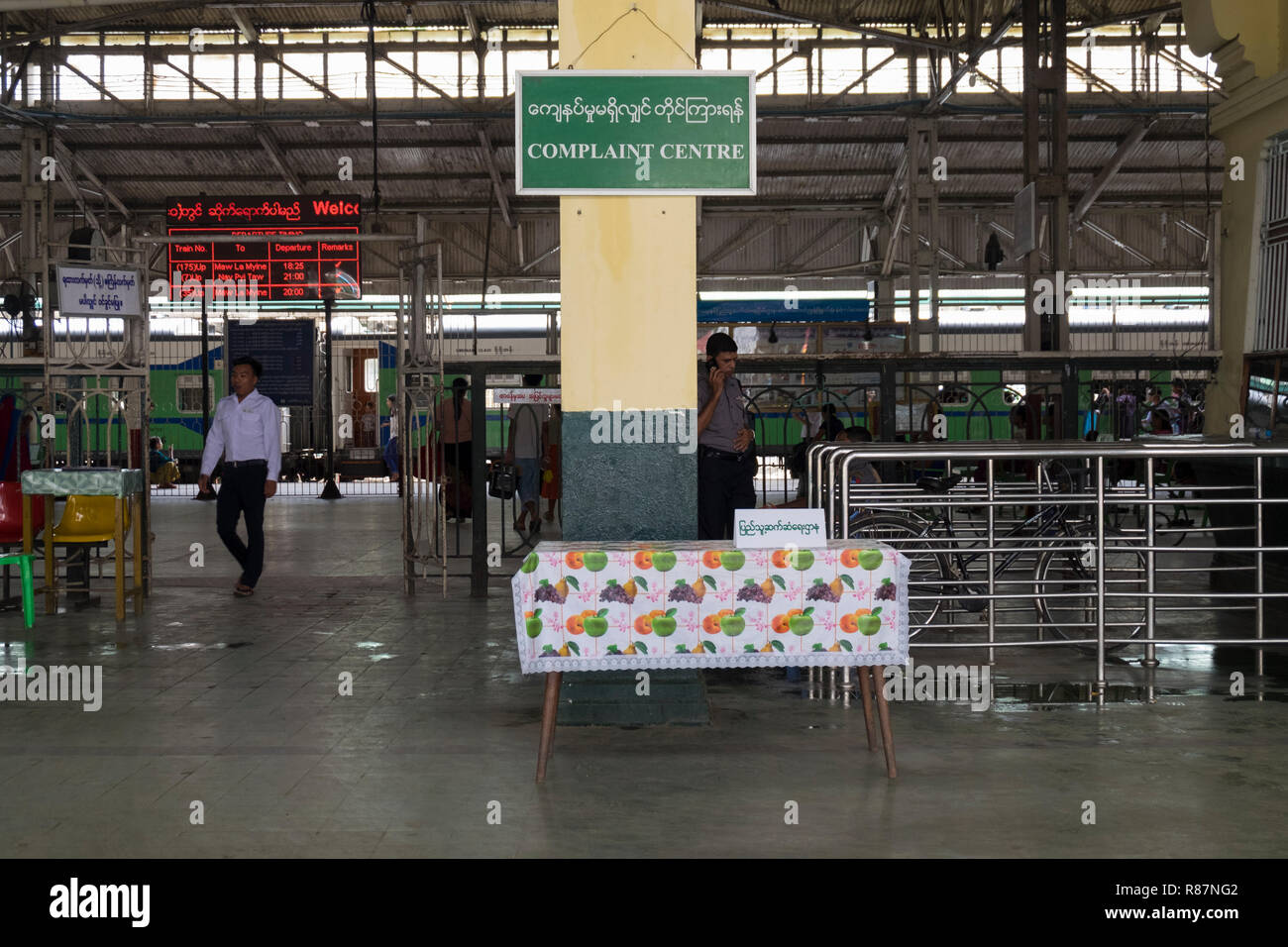 Beschwerde Schreibtisch am Hauptbahnhof in Yangon, Myanmar. Stockfoto