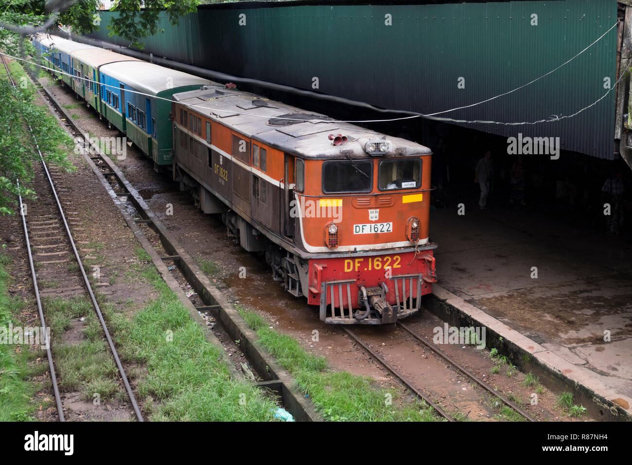 Zug in eine Station in der Nähe vom Hauptbahnhof in Yangon, Myanmar anreisen. Stockfoto