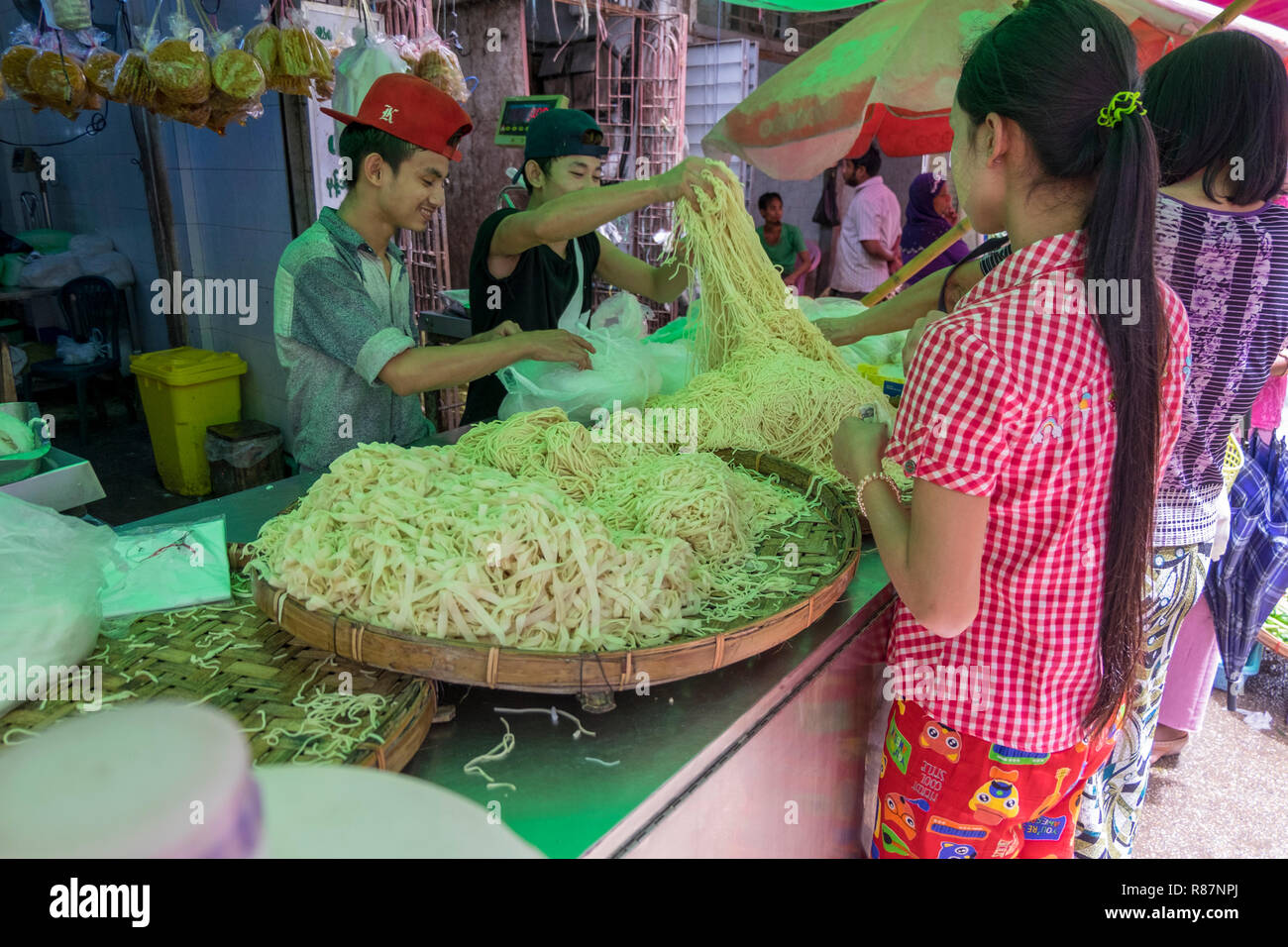 Verkauf von Nudeln an einem externen Markt in Yangon, Myanmar. Stockfoto