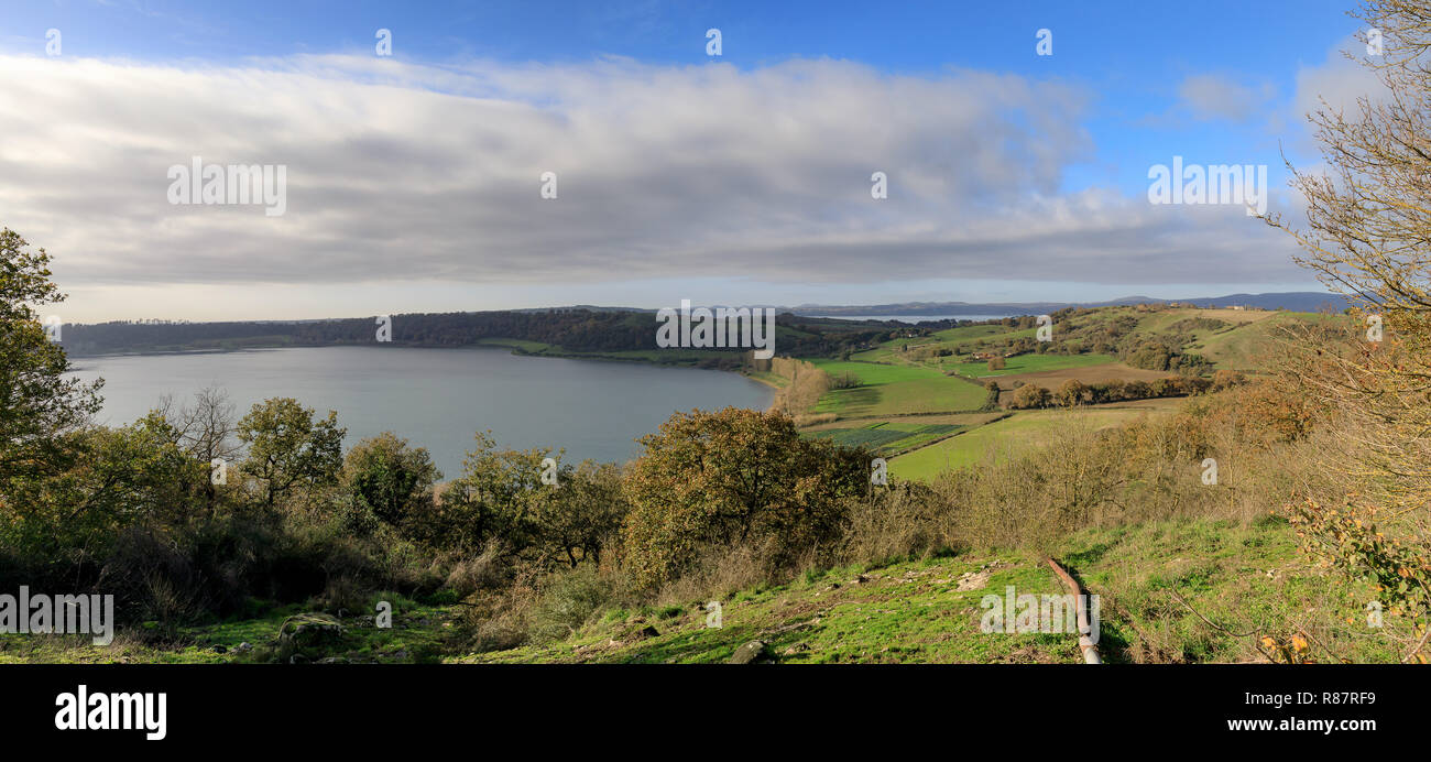 Panoramablick auf den Martignano, im Vordergrund und im Hintergrund die Berge und See Bracciano Stockfoto