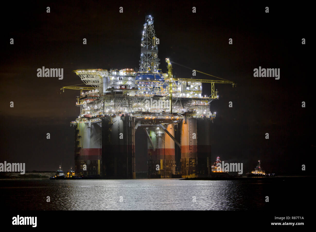 'Big Foot' von Chevron Deep Ocean Plattform, Schlepper, 24.00 Uhr Abreise Ingleside Bay, Kiewit Industrien. Stockfoto