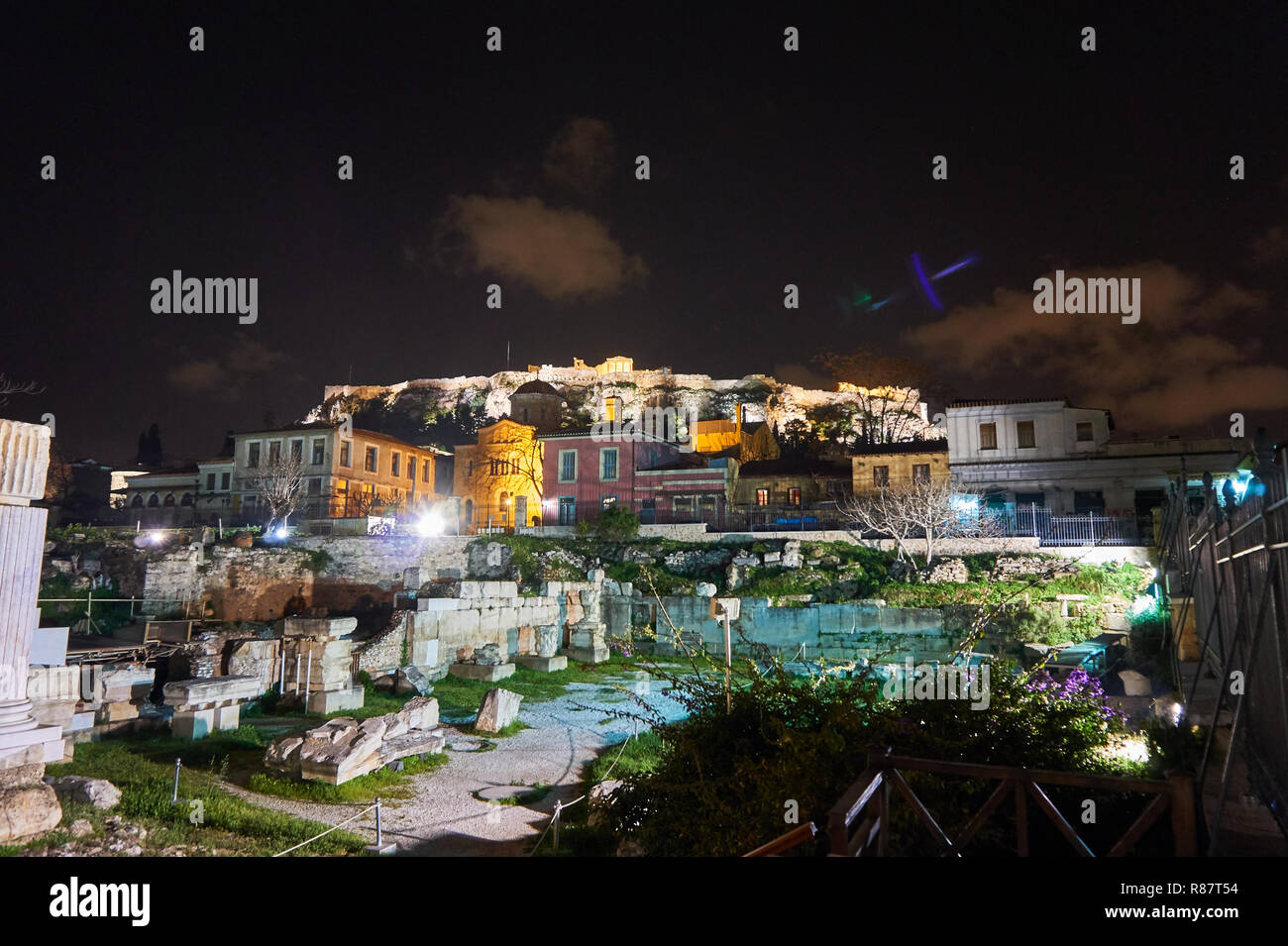 Nachtwanderung auf die Fußgänger Straßen von thissio in der Nähe der antiken Agora (alter Markt) in Athen, Griechenland, Europa. Stockfoto