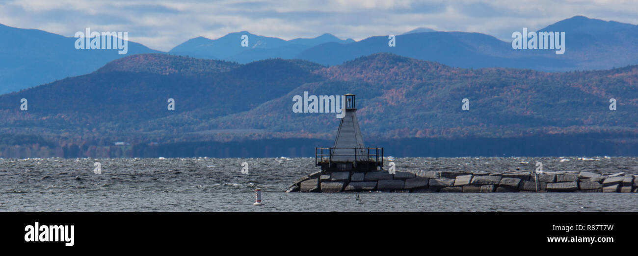 Banner und Panorama der Leuchtturm und Mole am Lake Champlain in Vermont mit den Adirondack Mountains von New York Stockfoto