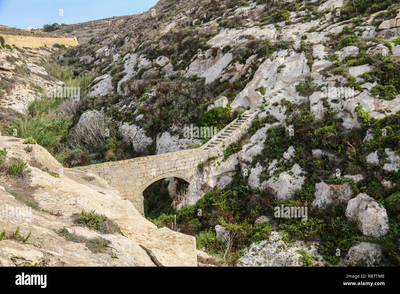 Xlendi, Gozo, Malta - Panoramablick auf das Meer, die Steinerne Brücke. Stockfoto