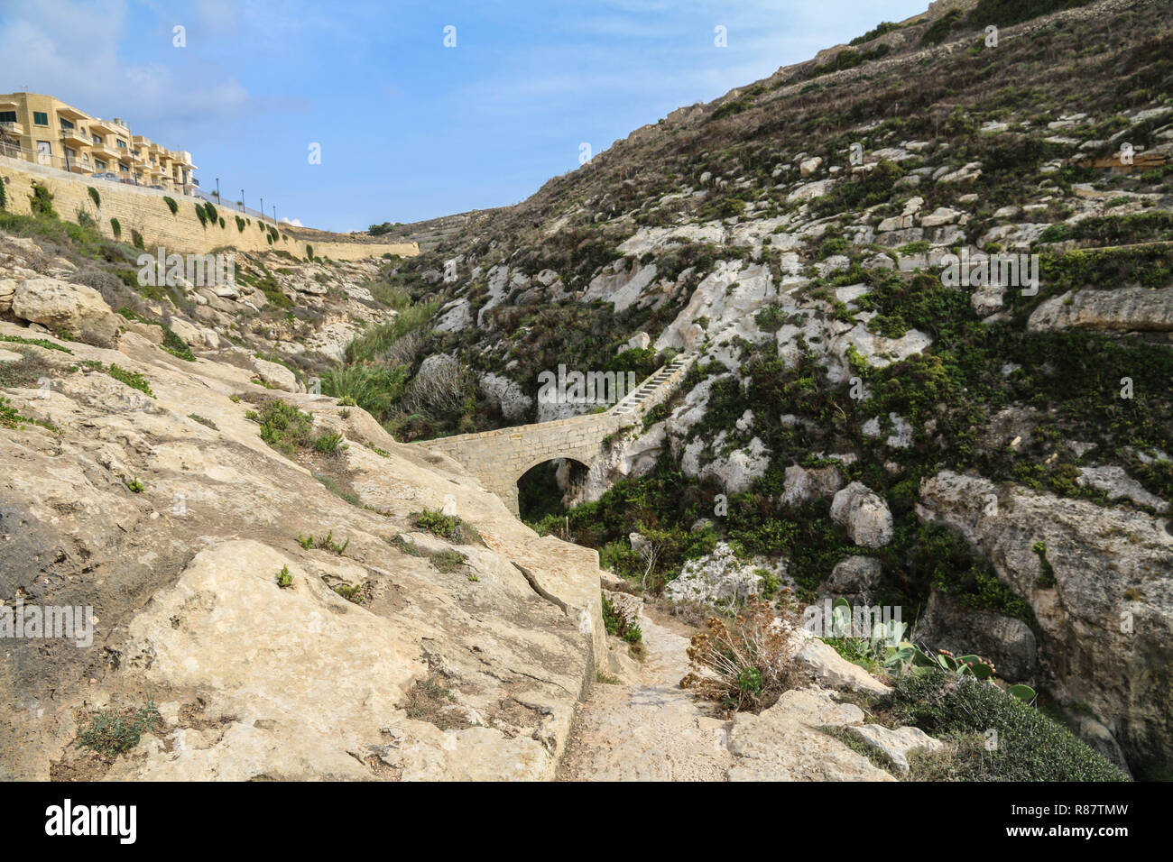 Xlendi, Gozo, Malta - Panoramablick auf das Meer, die Steinerne Brücke. Stockfoto