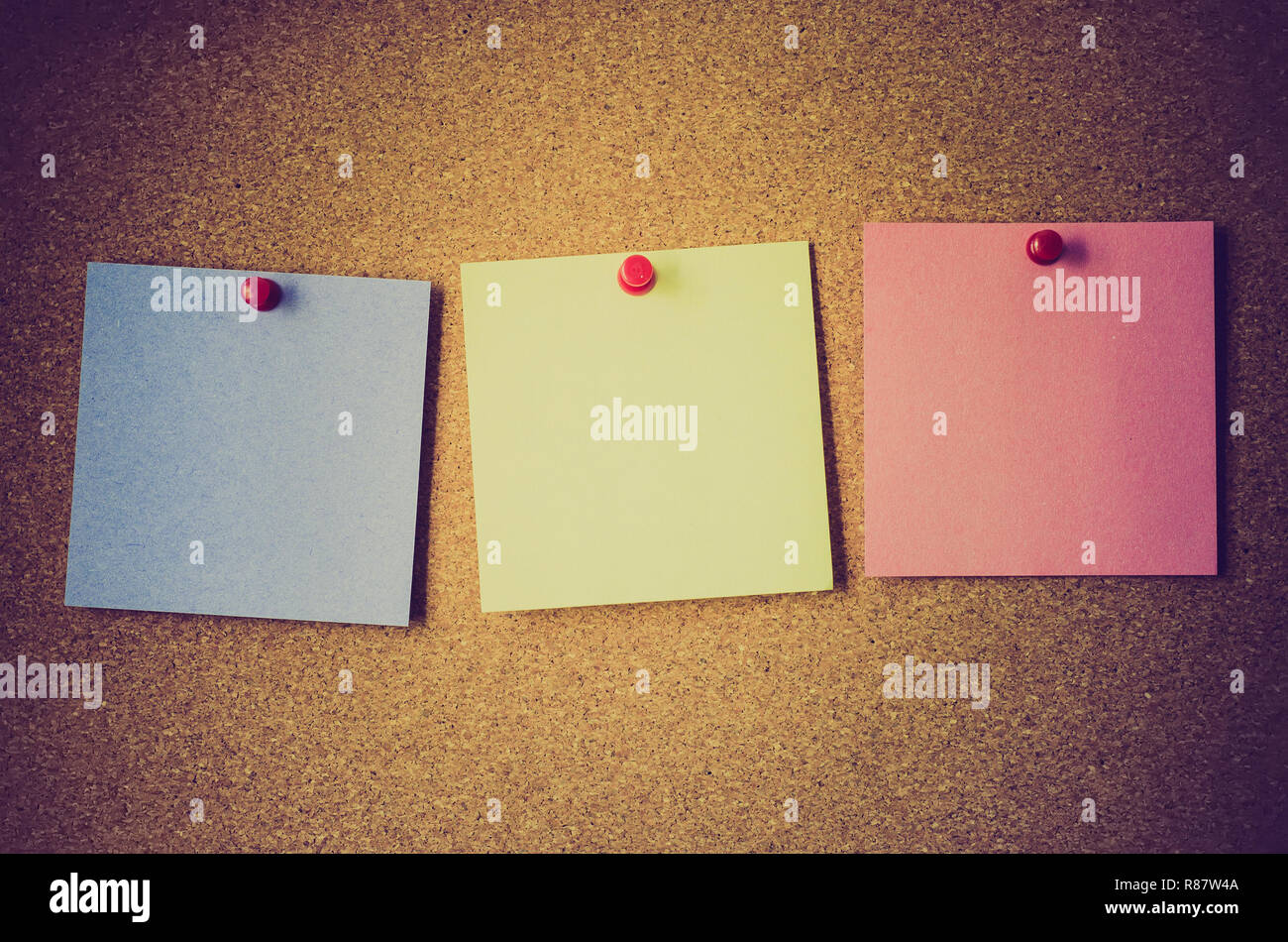 Leerer Hinweis Papiere auf einer Pinnwand Stockfoto