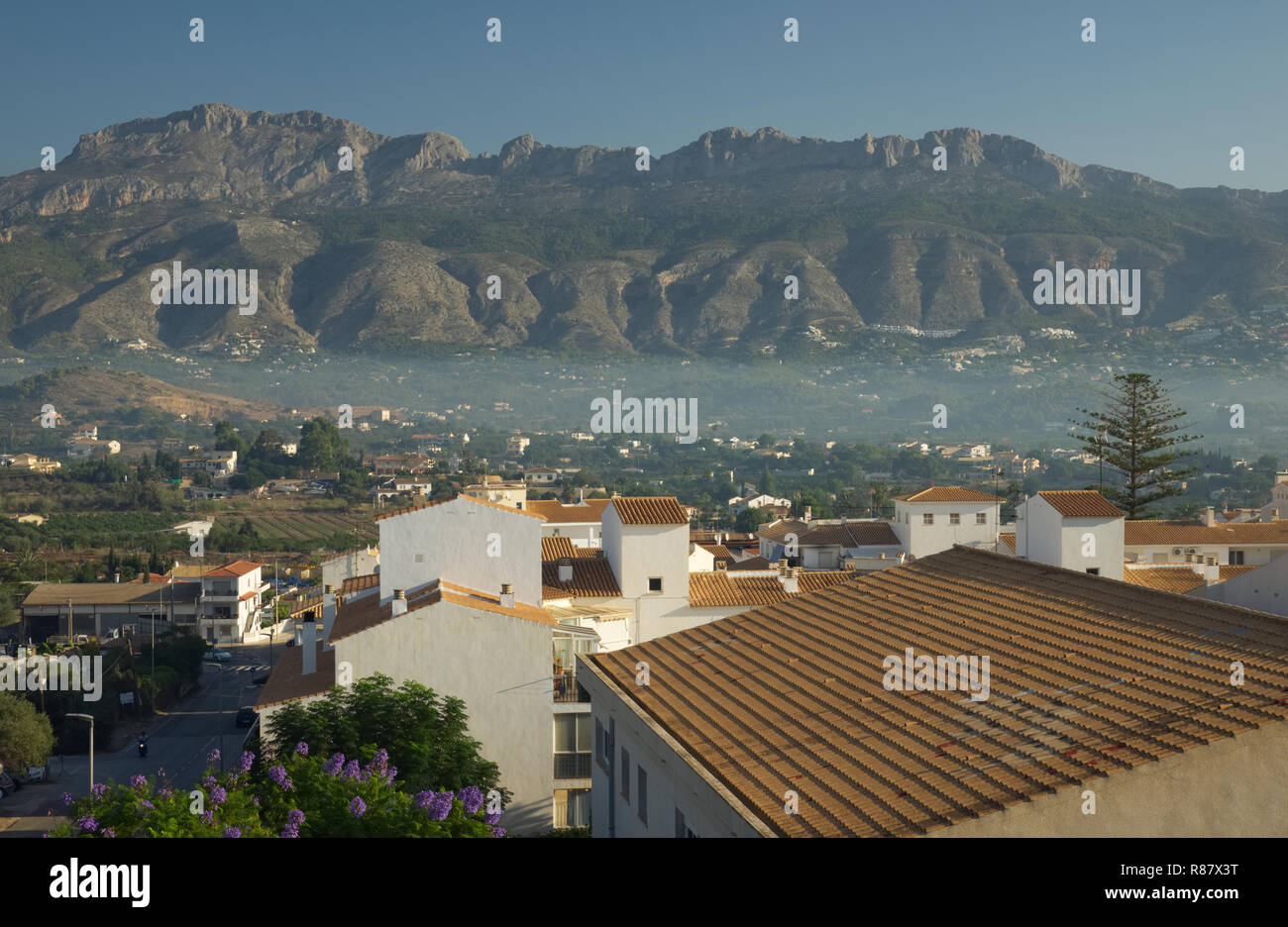 Mit dem Altea Altea Hills im Hintergrund teilweise durch den Morgennebel, Provinz Alicante, Spanien. Stockfoto