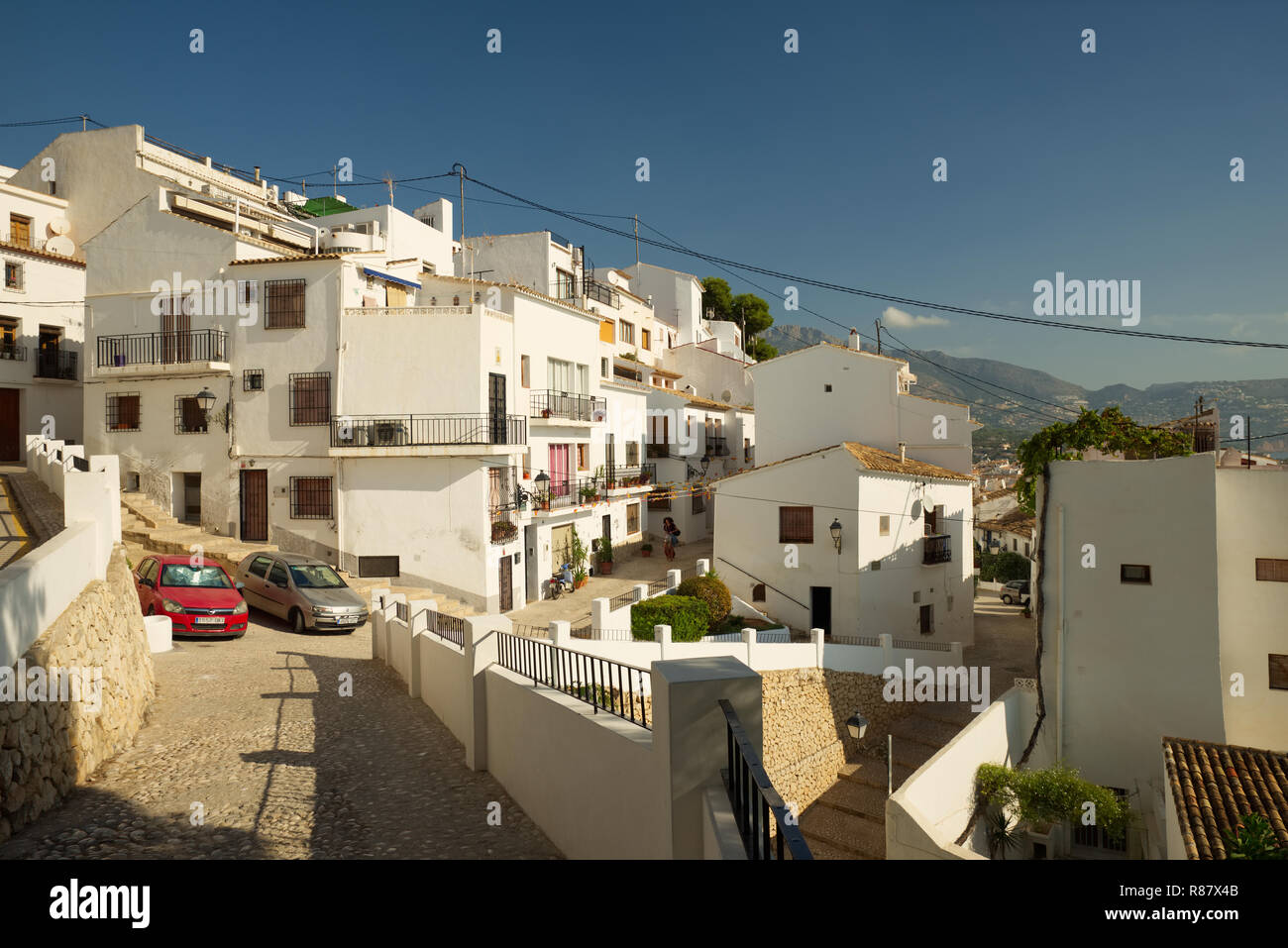 Häuser, Wohnungen und engen Gassen in Altea, Alicante, Spanien. Stockfoto