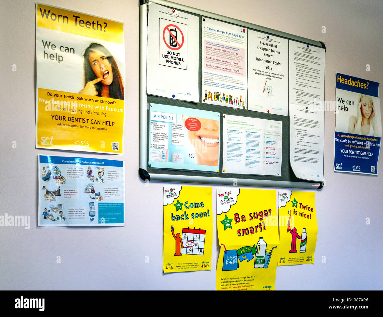 Allgemeine Board mit Gesundheit Informationen ein auf lokaler Zahnarzt Chirurgie in South Yorkshire, England Stockfoto