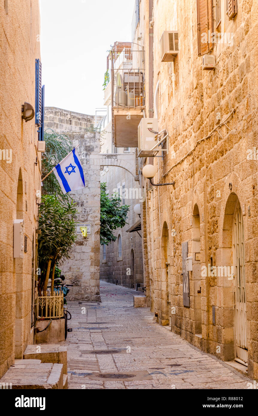 Die israelische Flagge in einer Gasse der Jüdischen Viertel der Altstadt von Jerusalem, Israel fliegen Stockfoto