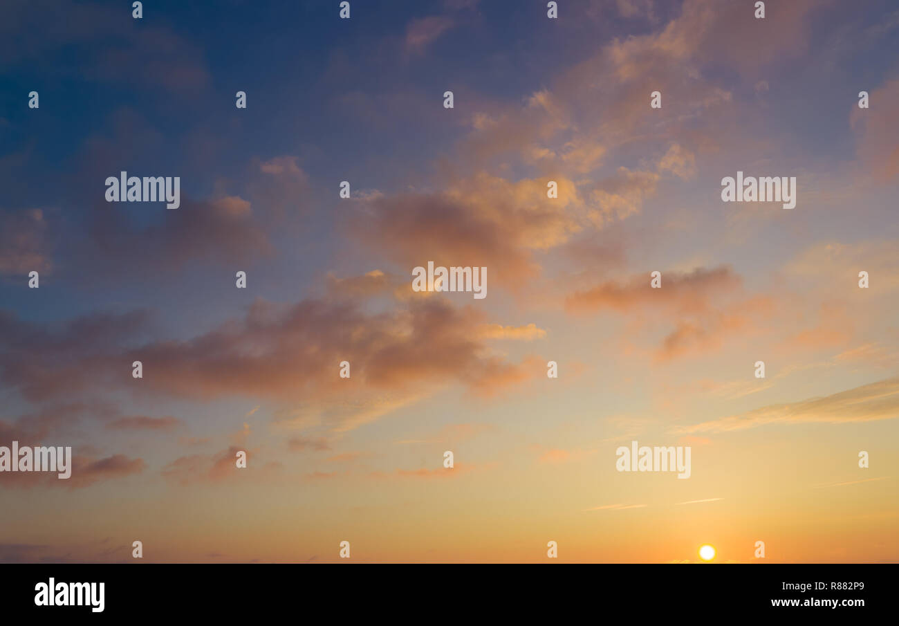 Schönen Sonnenuntergang, Wolken in sanften Pastelltönen über Horizont Stockfoto