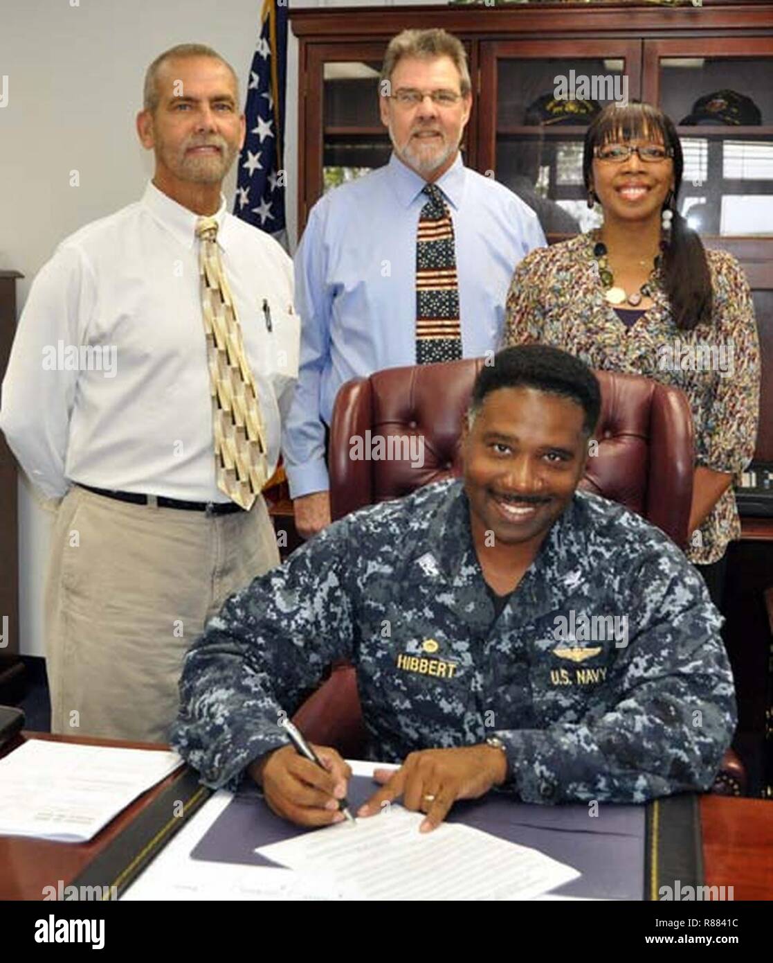 Captain Kirk R. Hibbert CO auf gtmo Zeichen eine häusliche Gewalt Verkündigung. Stockfoto
