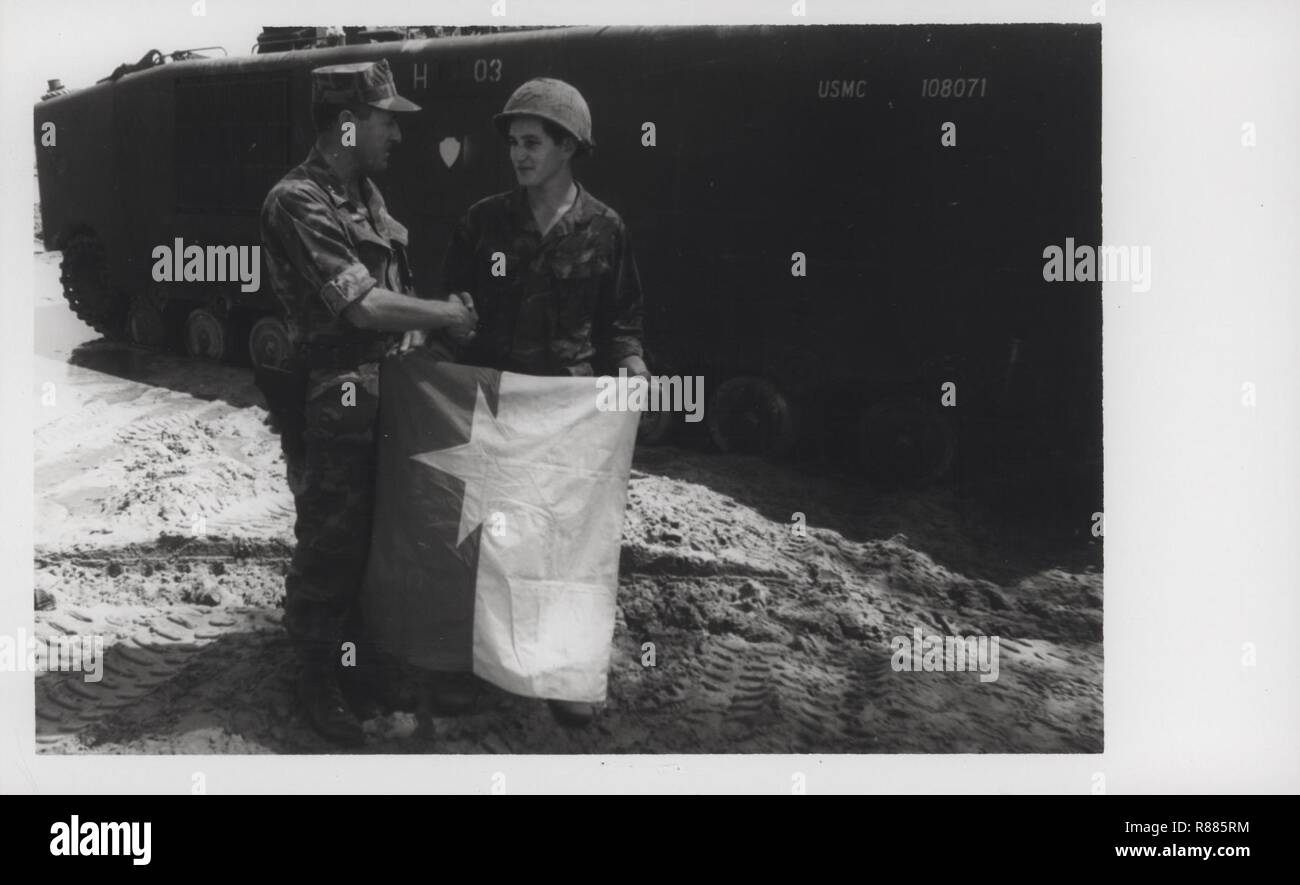 Erfasst Vietcong Flagge zu MG Raymond Davis präsentiert. Stockfoto