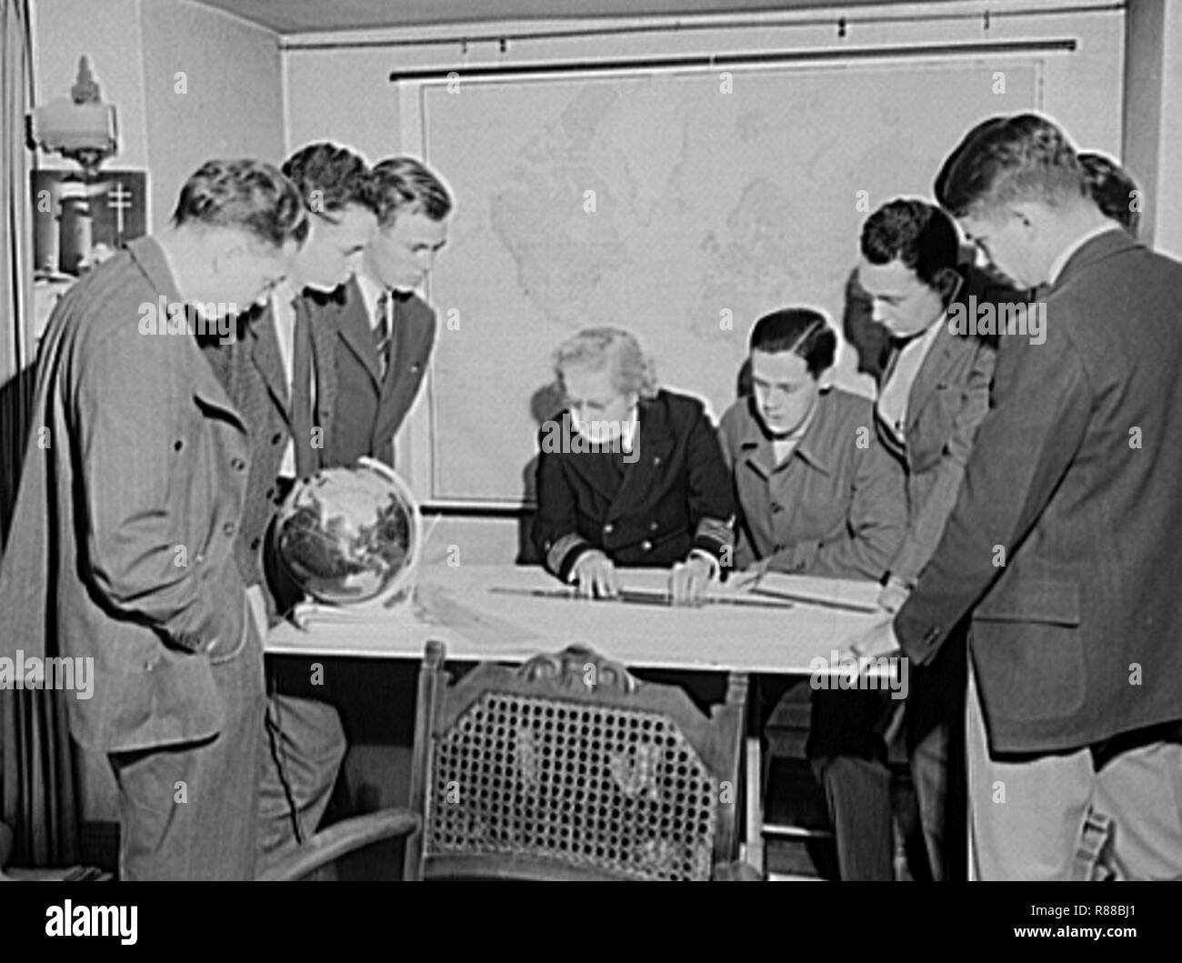 Kapitän Maria Converse lehrt US Navy ensign Kandidaten zu navigieren, Denver, 1941. Stockfoto