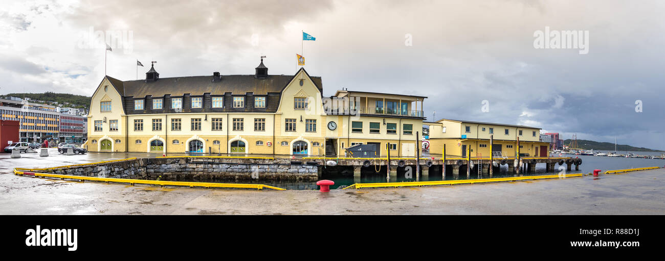 Harstad, Norwegen - 19. August 2018: einem Art Nouveau Gebäude, wo das Cafe Chocolat im Hurtigrut Dock im Hafen von Harstad, Troms County, Keine Stockfoto