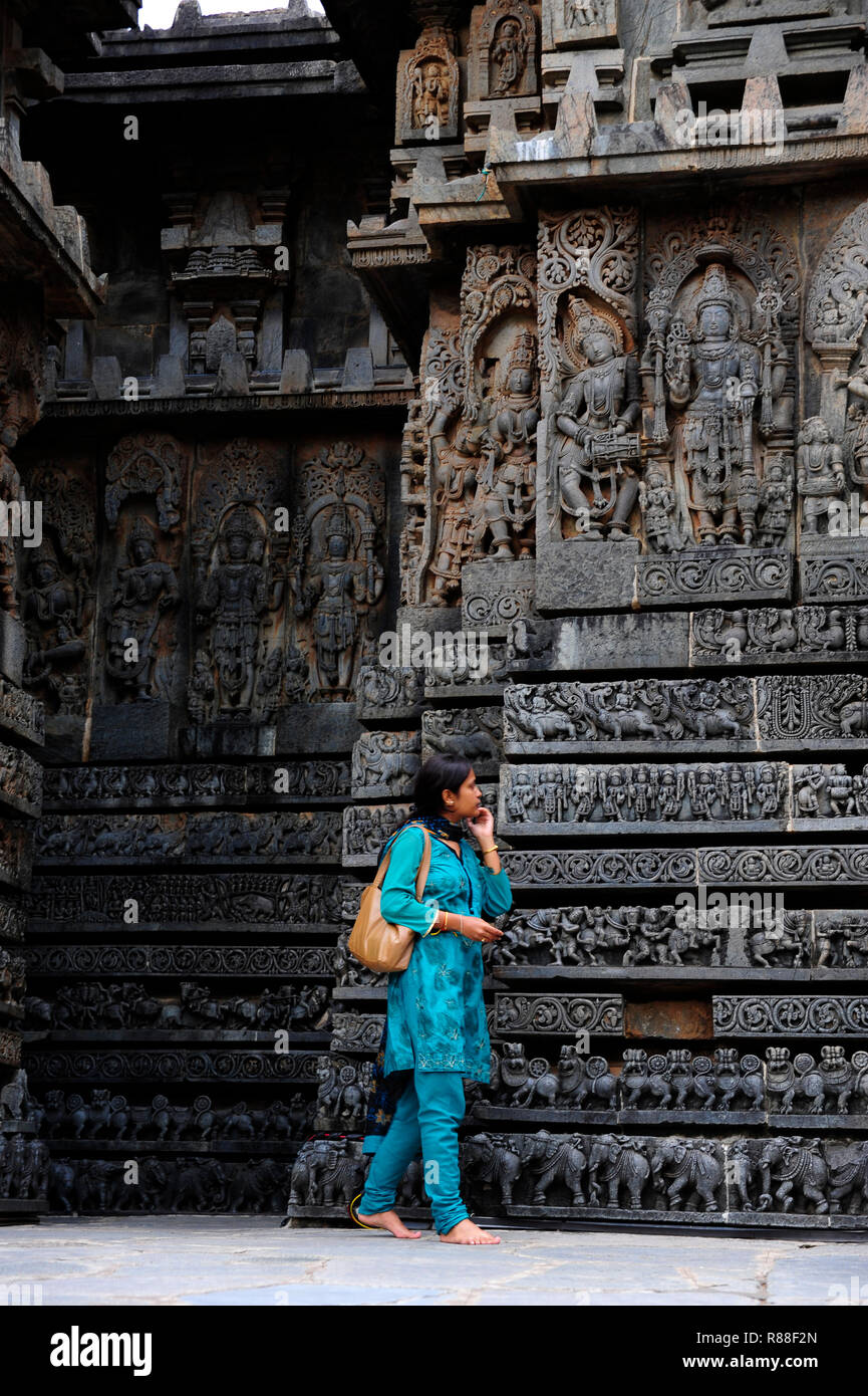 Indische Leute besucht Hoysaleswara Tempel, Halebidu, Karnataka, Indien Stockfoto