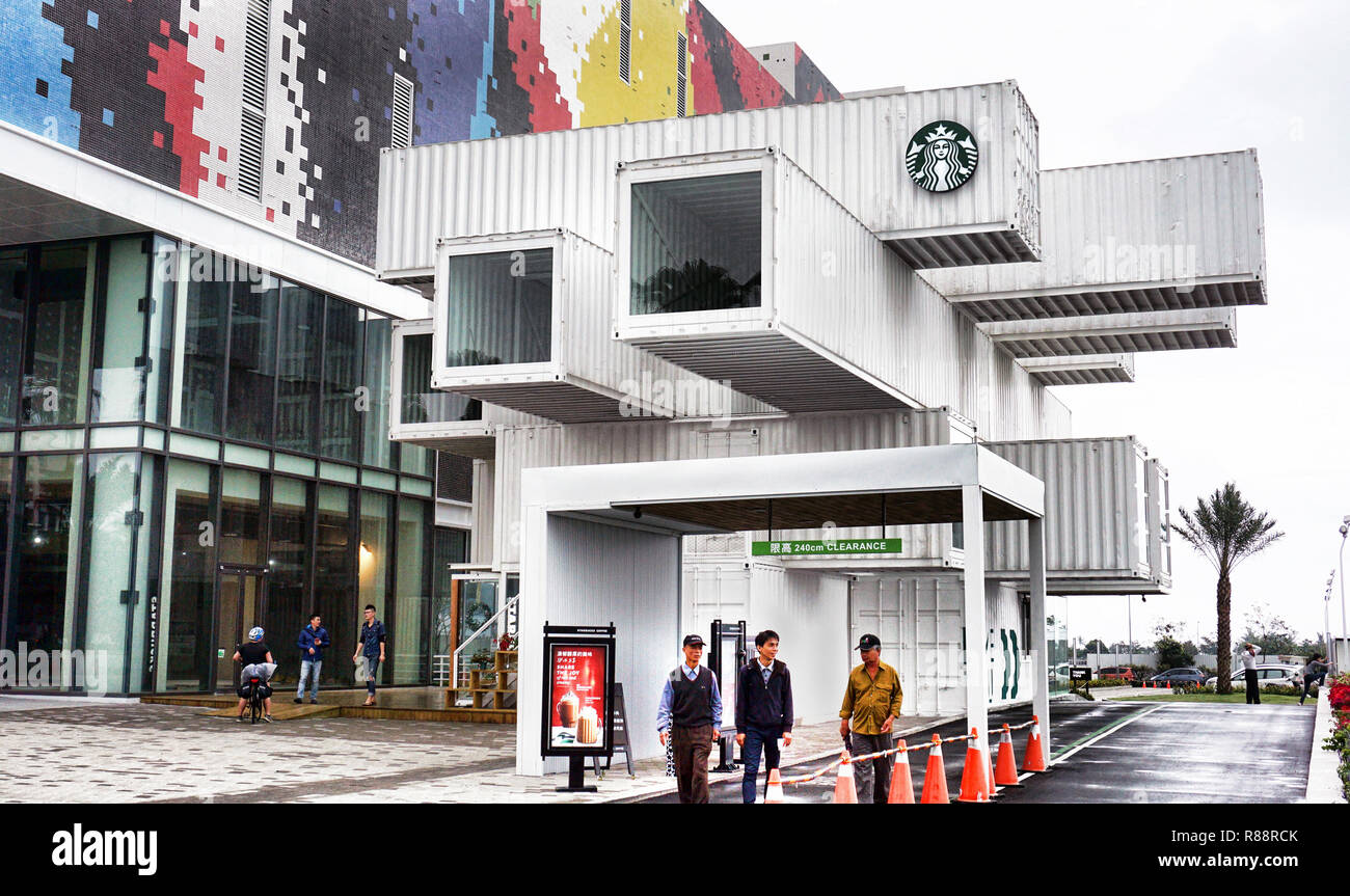 Dec 7, 2018 - Hualien City, Taiwan erste Starbuck recycelten Behälter lagern in Taiwan eröffnet im September 2018. Von dem japanischen Architekten Kengo Kuma locat konzipiert Stockfoto