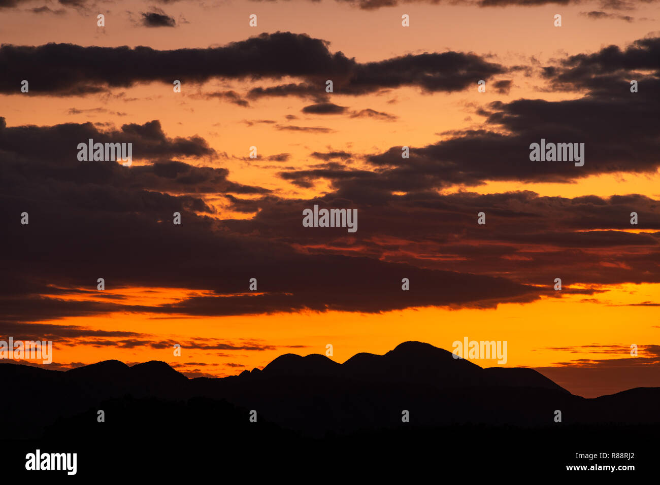 Fiery Sonnenaufgang in der MacDonnell Ranges. Stockfoto
