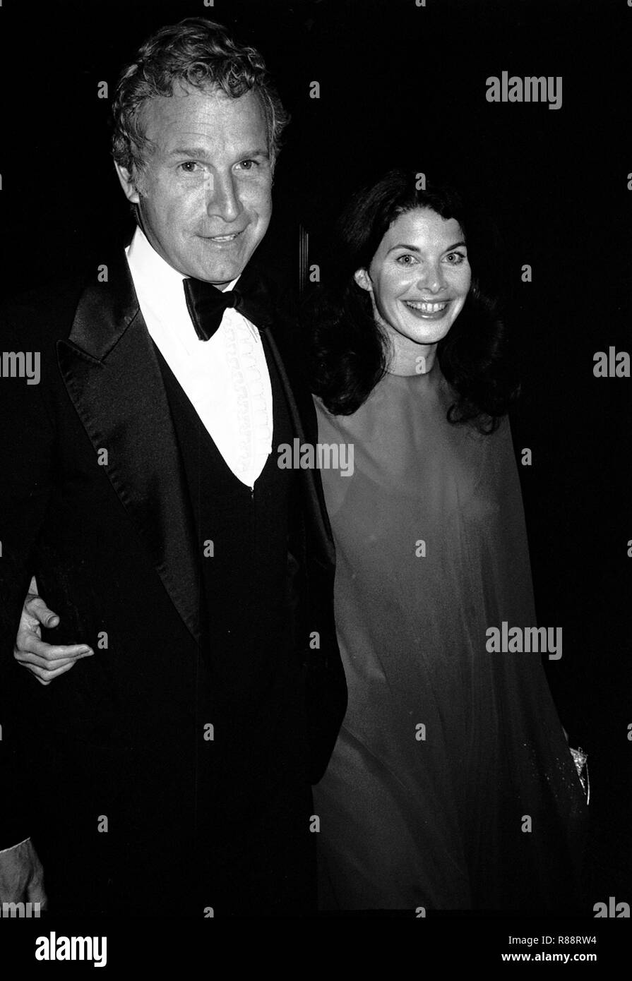 Sherry Lansing Und Wayne Rogers Die Teilnahme An Einer Auffuhrung Von Bilox Blues Am 1 April 1985 An Der Neil Simon Theater In New York City Quelle Walter Mcbride Mediapunch Stockfotografie Alamy