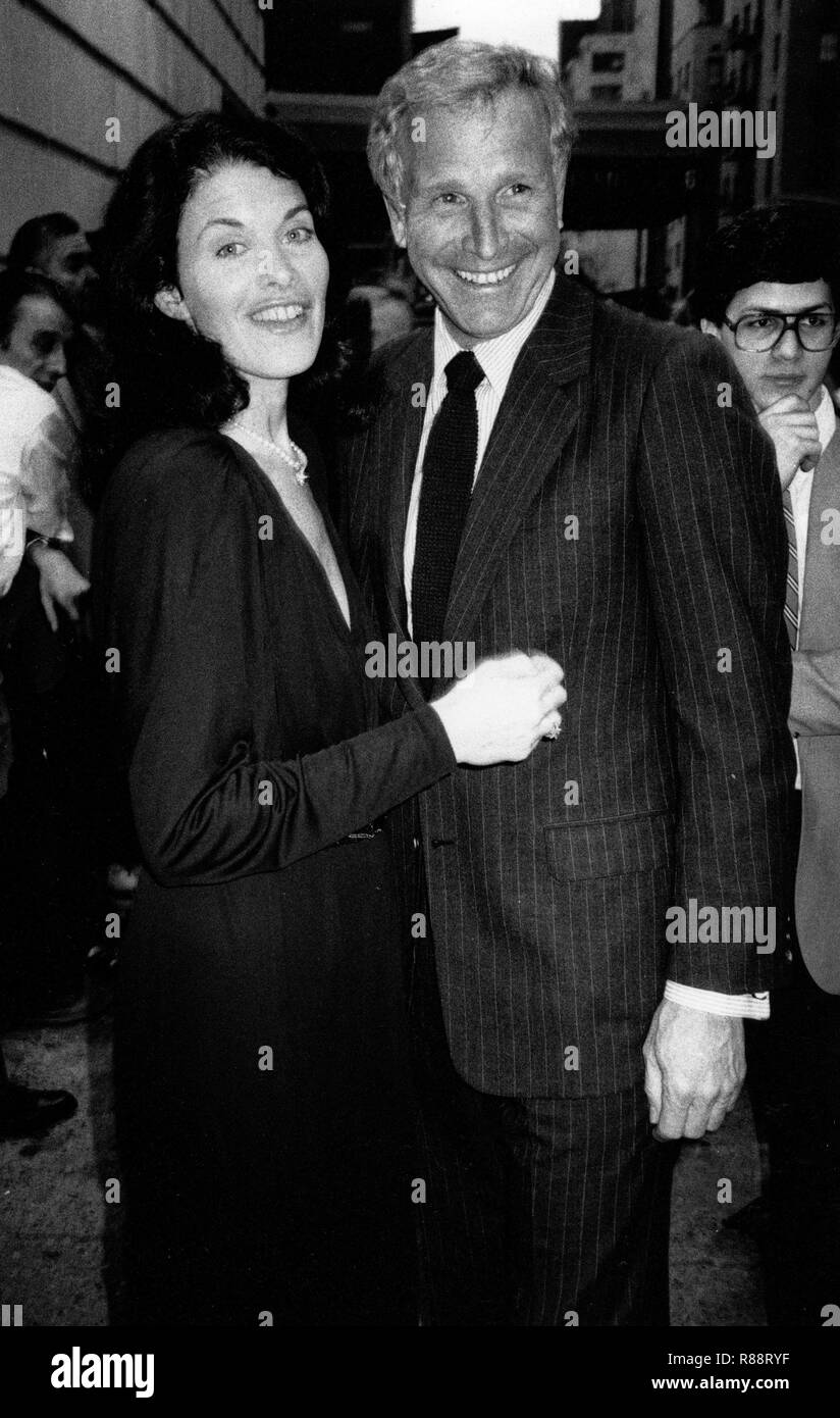 Sherry Lansing und Wayne Rogers die Teilnahme an einer Aufführung von BILOX BLUES am 1. April 1985 an der Neil Simon Theater in New York City. Quelle: Walter McBride/MediaPunch Stockfoto