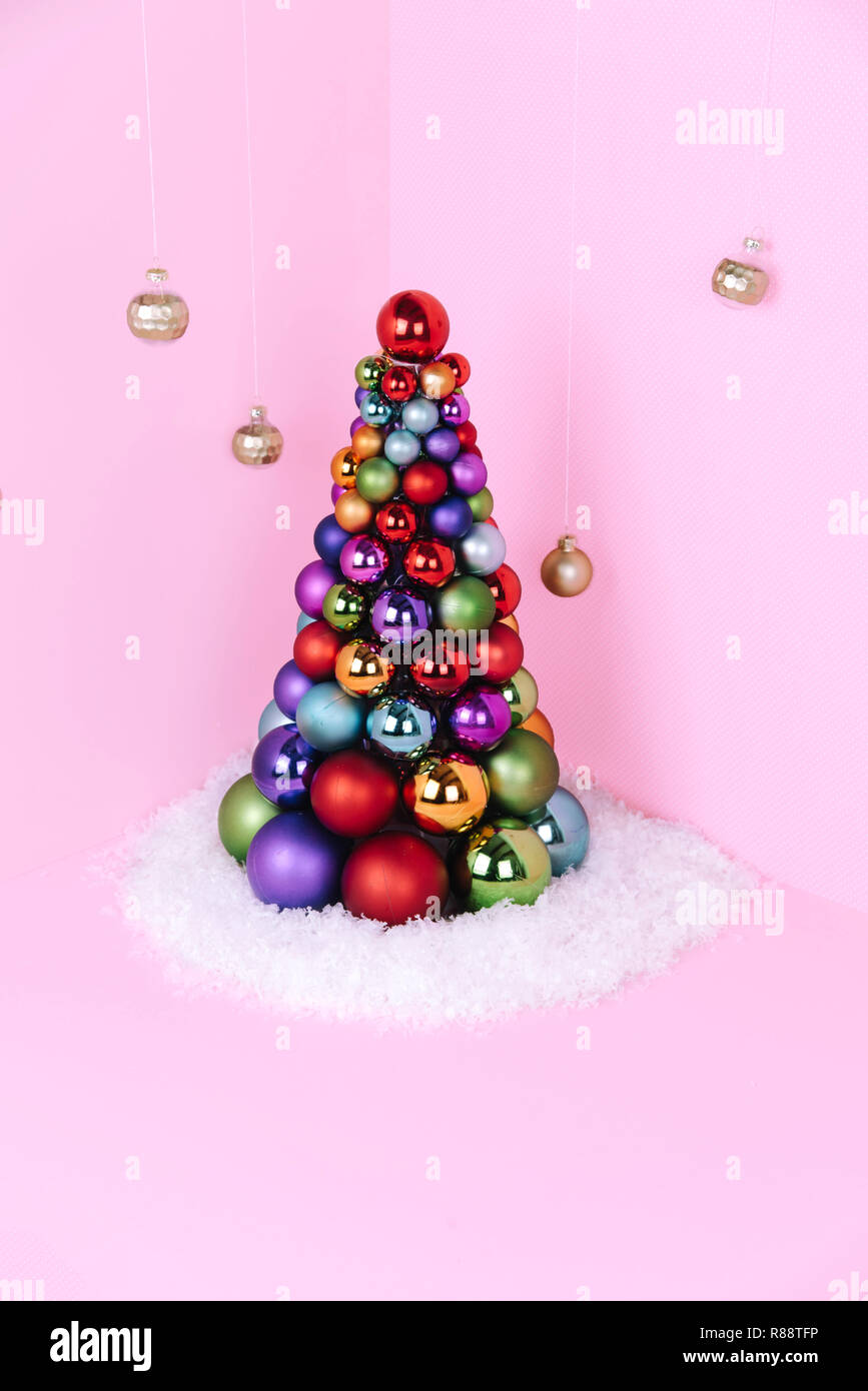 Weihnachtsbaum aus Kugel Dekoration auf rosa Hintergrund. Stockfoto