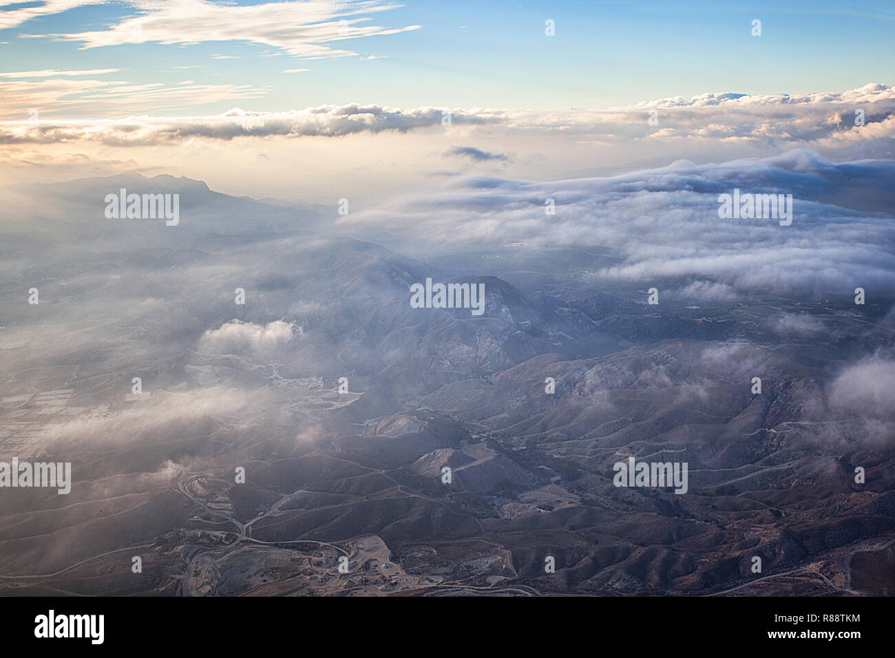 Luftaufnahme von einer wunderschönen Berglandschaft an der südlichen Kalifornien an einem herrlichen Tag. Stockfoto