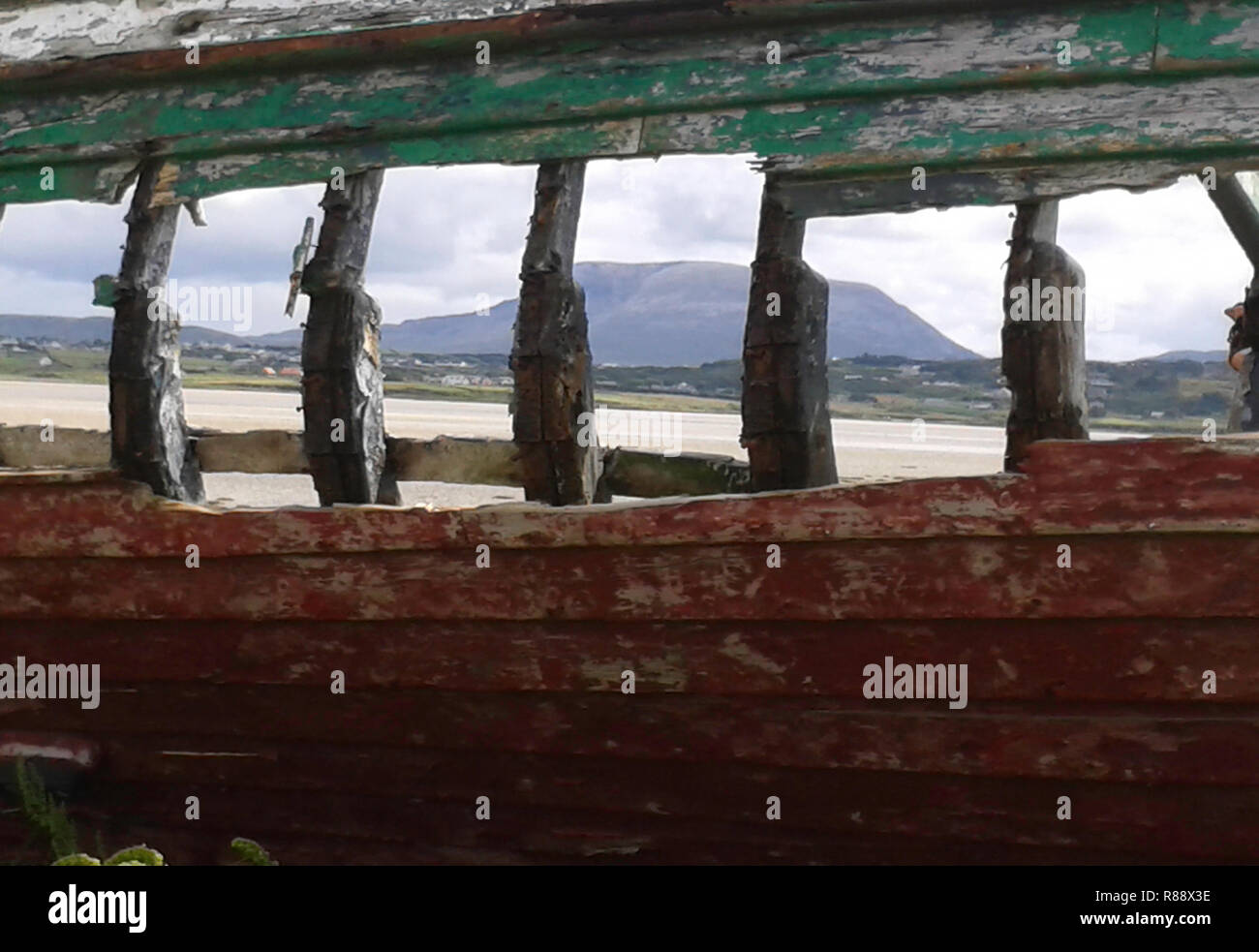 Verlassene Boot auf Magheroarty Strand in Donegal. Stockfoto