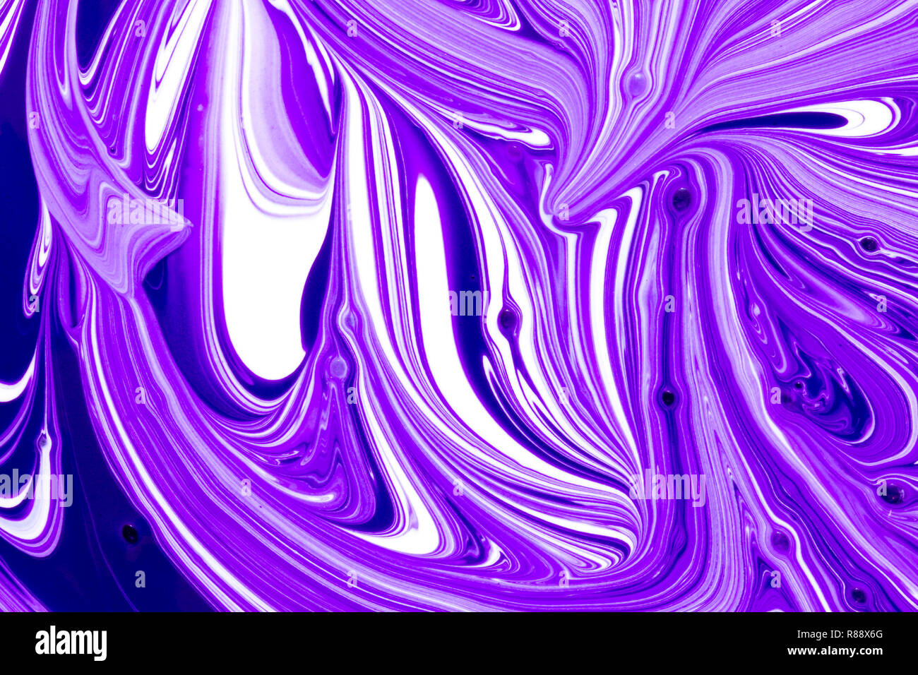 Zusammenfassung Hintergrund von lila und weißen Flüssigkeit Farbe wirbelt Stockfoto